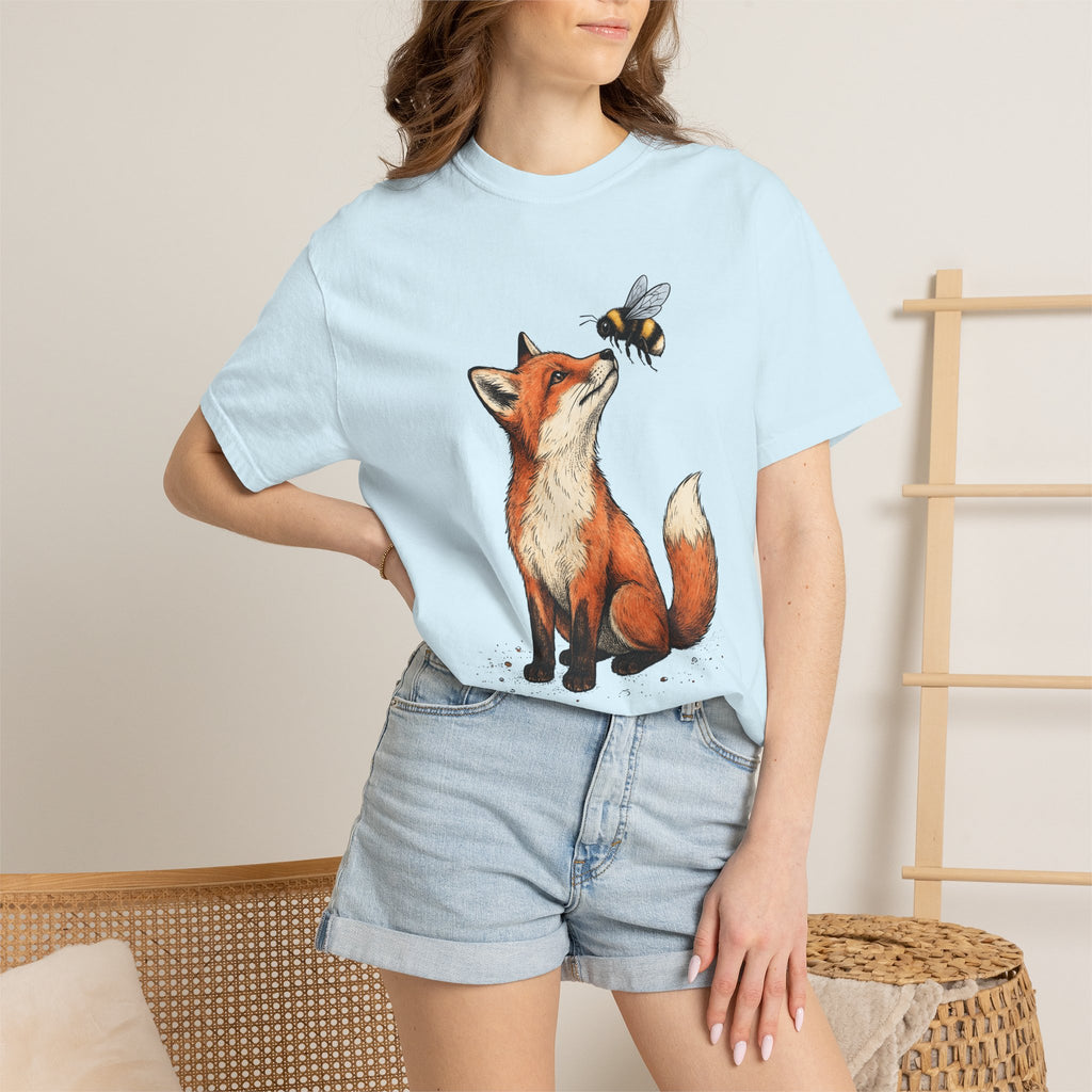 Fox Bee Shirt Animals Outdoors Gift Women Cartoon Tee Bee Fox T-Shirt Wildlife Fan Cartoonish Tshirt Nature Graphic Line Art Pollinator