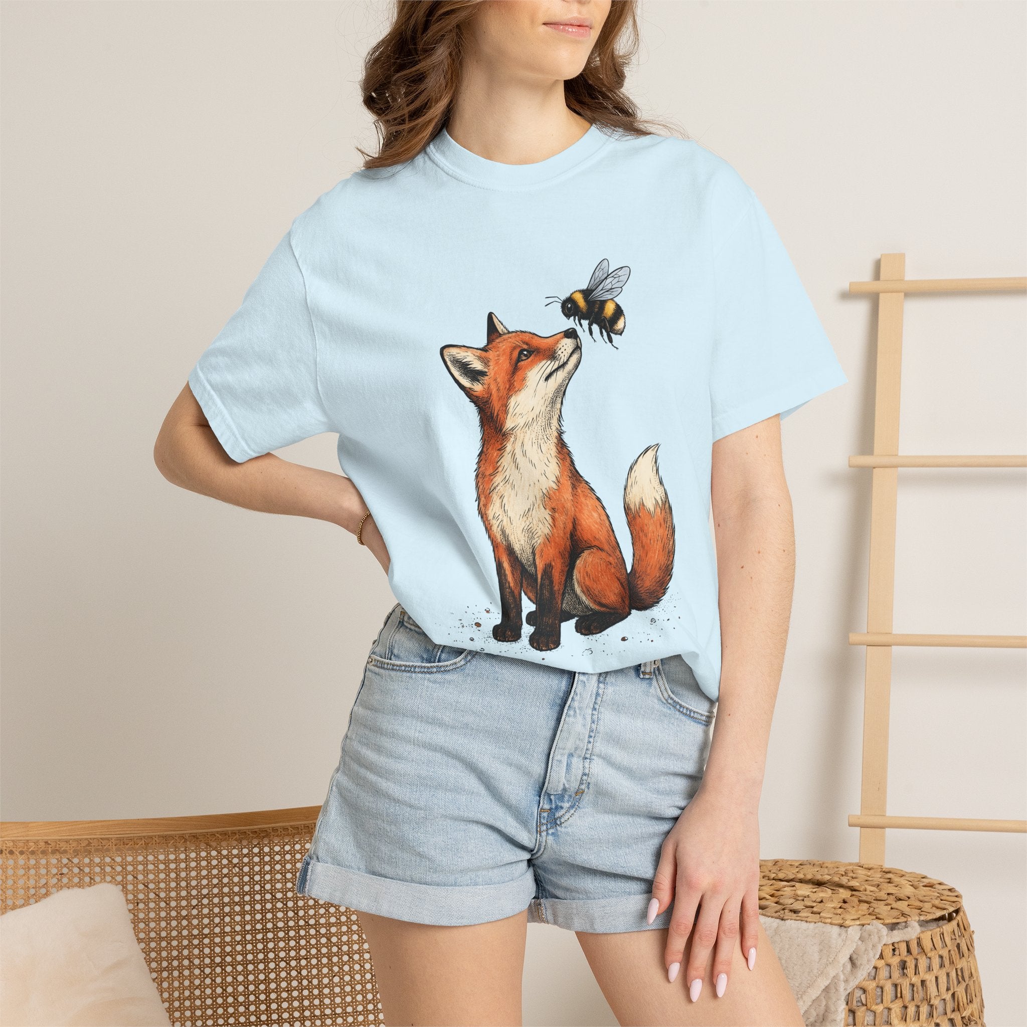 Fox Bee Shirt Animals Outdoors Gift Women Cartoon Tee Bee Fox T-Shirt Wildlife Fan Cartoonish Tshirt Nature Graphic Line Art Pollinator