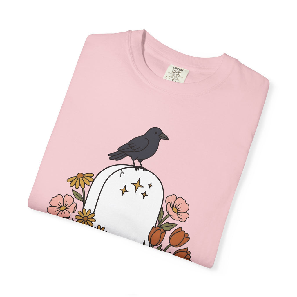 Crow Tombstone Shirt Halloween Gothic Gift Women Bold Graphic Tee Raven T-Shirt Horror Fan Dark Art Tshirt Gothic Illustration Minimal