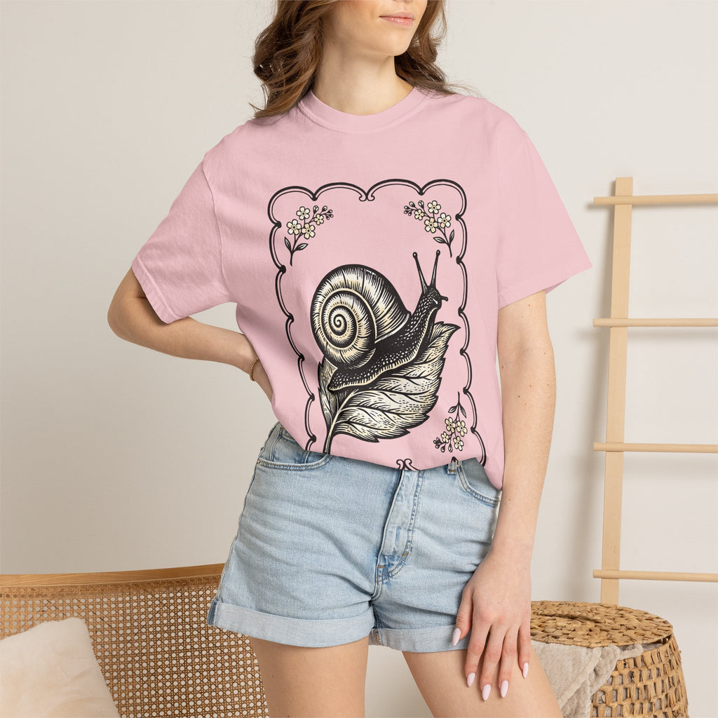 Snail Leaf Shirt Animals Botanical Gift Women Vintage Tee Slug T-Shirt Wildlife Fan Retro Tshirt Floral Graphic Hand Drawn Blossom Tshirt
