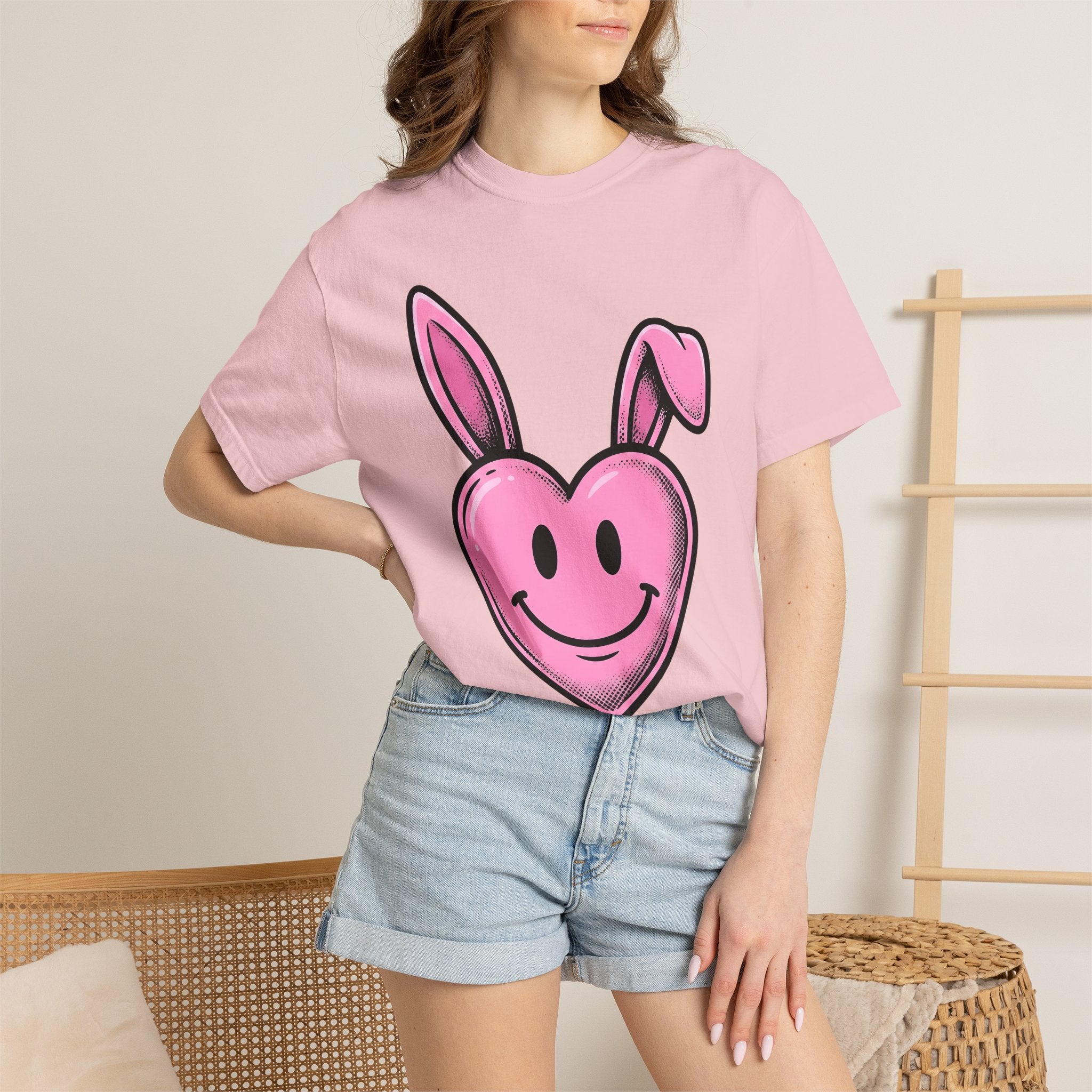 Bunny Heart Shirt Easter Kawaii Gift Women Cartoon Tee Rabbit T-Shirt Easter Fan Cute Tshirt Adorable Illustration Pop Art Smiley Face