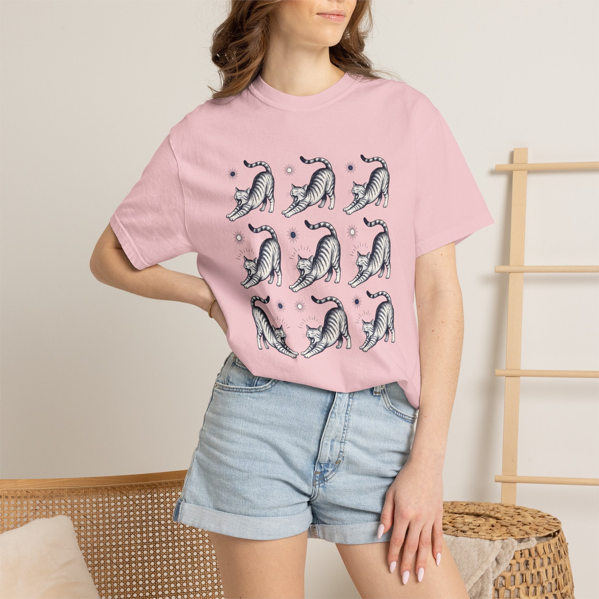 Stretching Feline Shirt Cat Critters Gift Women Classic Tee Cat T-Shirt Kitty Fan Vintage Tshirt Creature Graphic Outline Dawn Tshirt