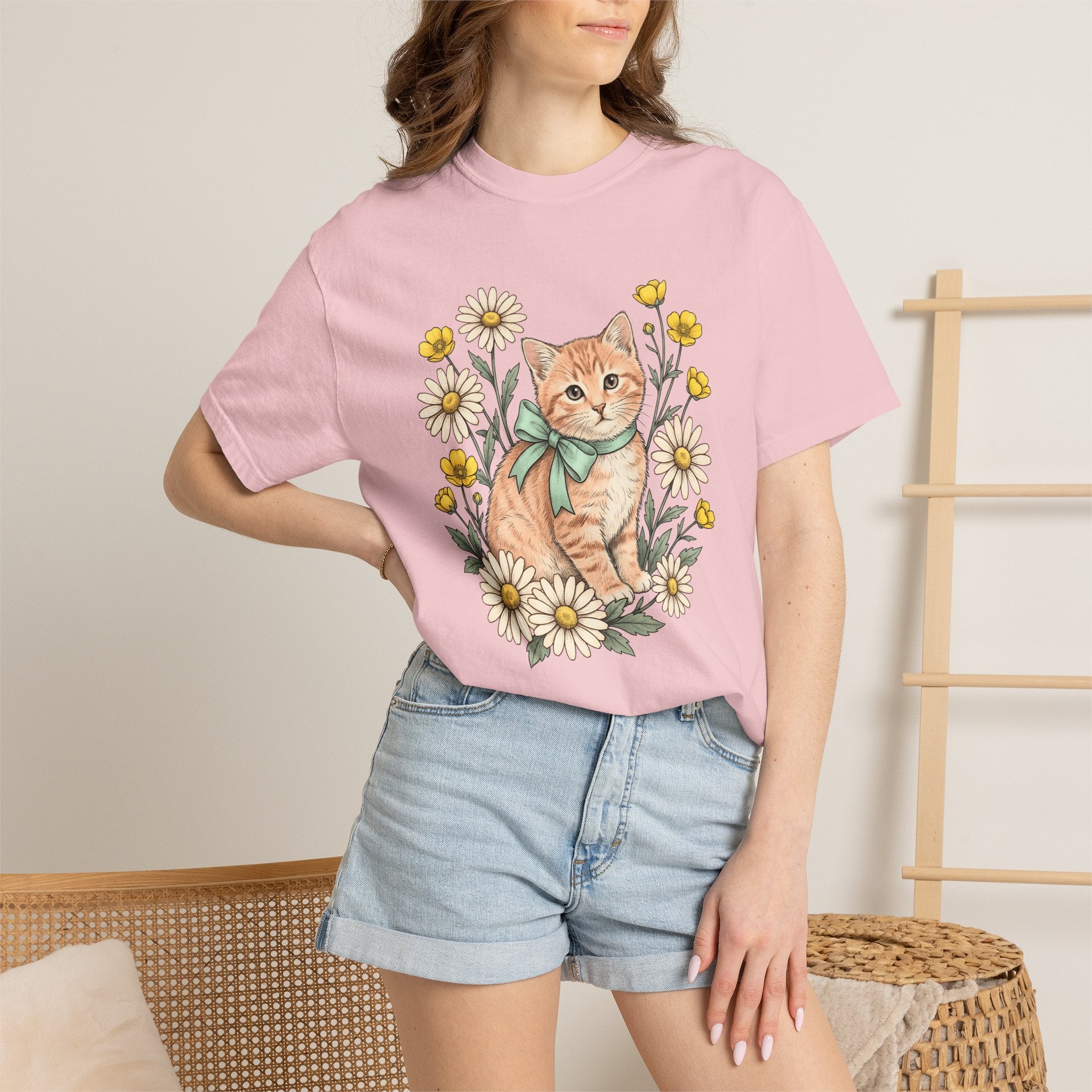 Tabby Cat Shirt Easter Floral Gift Women Hand Drawn Tee Kitten T-Shirt Easter Fan Illustrated Tshirt Floral Graphic Vintage Daisies Tshirt