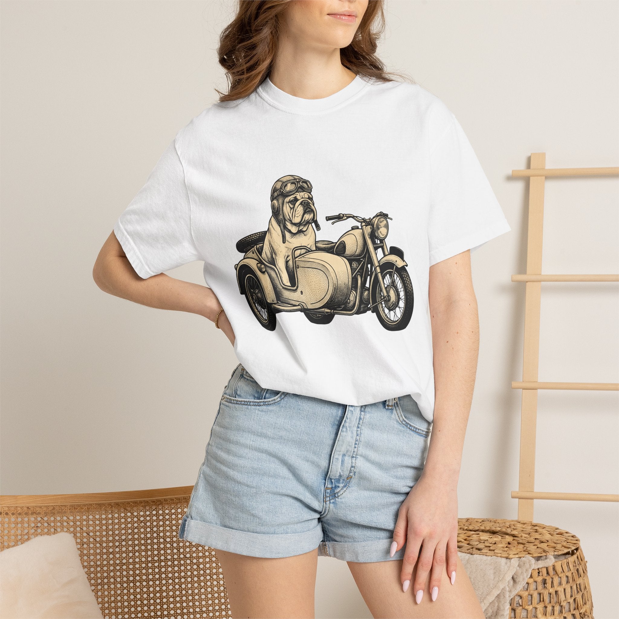 Bulldog Motorcycle Shirt Dog Biker Gift Women Vintage Tee Chopper T-Shirt Dog Fan Retro Tshirt Motorcyclist Graphic Hand Drawn Helmet Tshirt