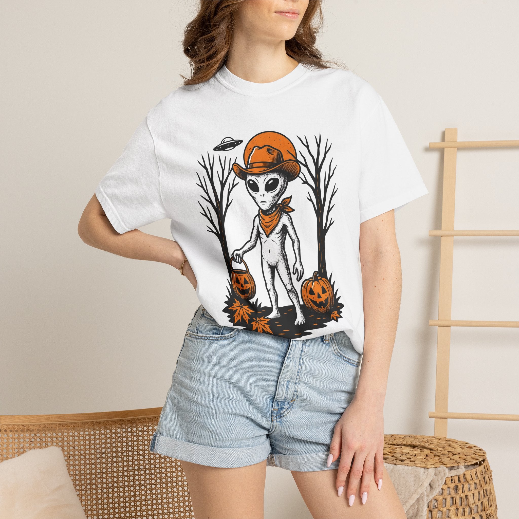 Alien Wrangler Shirt Halloween Futuristic Gift Women Weathered Tee Alien Handler T-Shirt Horror Fan Distressed Tshirt Sci Fi Graphic