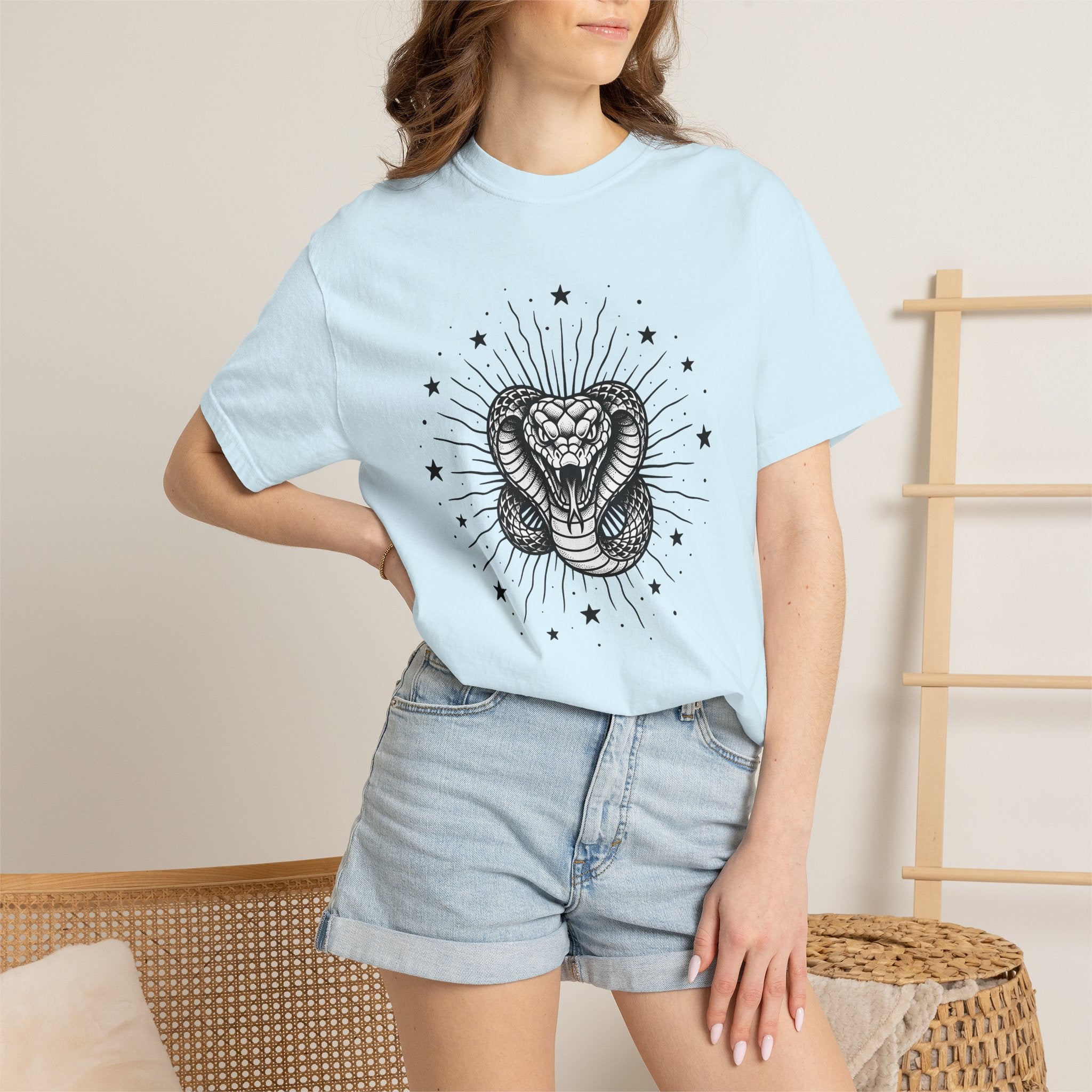 Serpent Art Shirt Boho Chic Zodiac Gift Women Line Art Tee Snake T-Shirt Bohemian Fan Minimalist Tshirt Astrology Graphic Hand Drawn Star