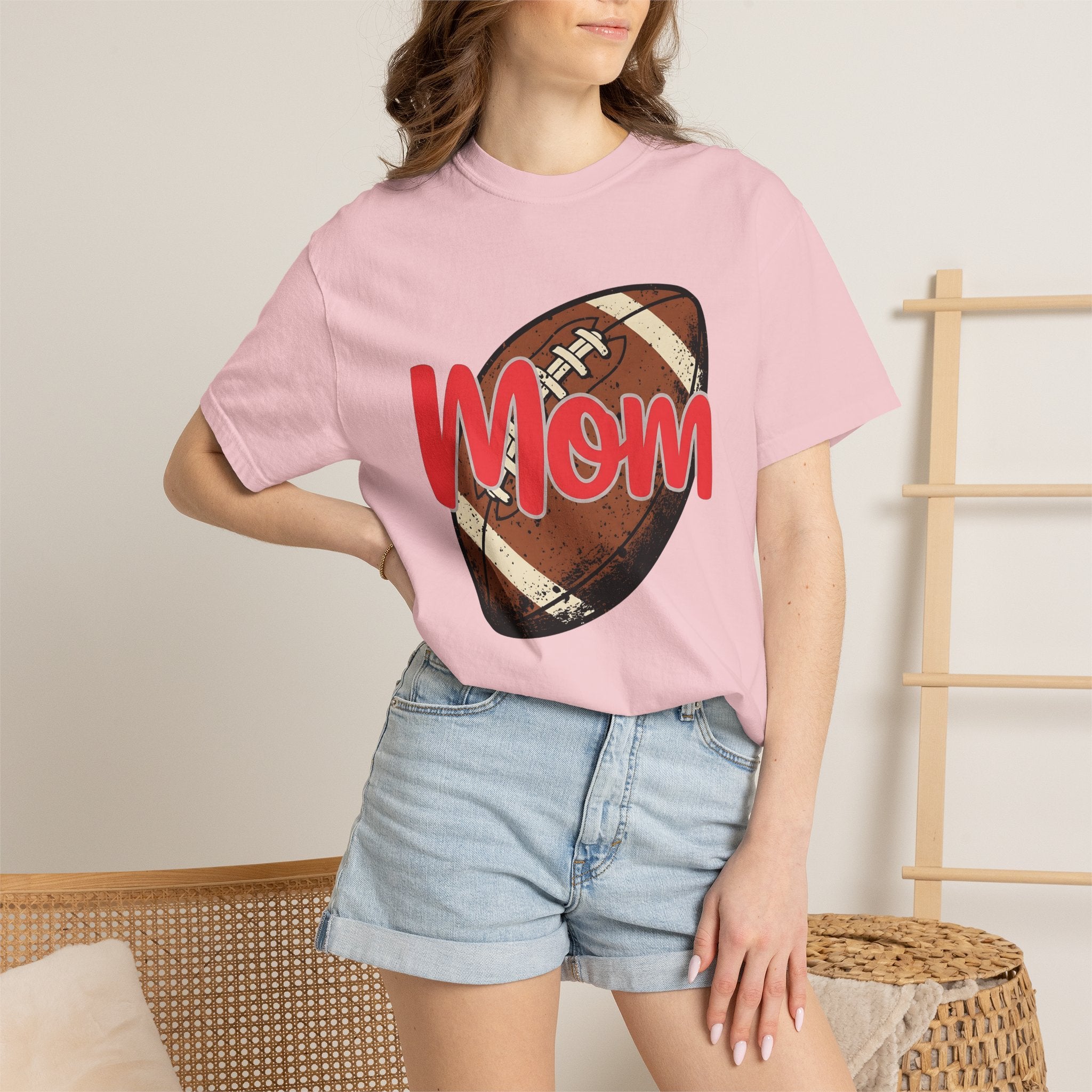 Football Graphic Shirt Moms Football Gift Women Distressed Tee Soccer T-Shirt Mom Fan Vintage Tshirt Gridiron Graphic Retro Sports Ball