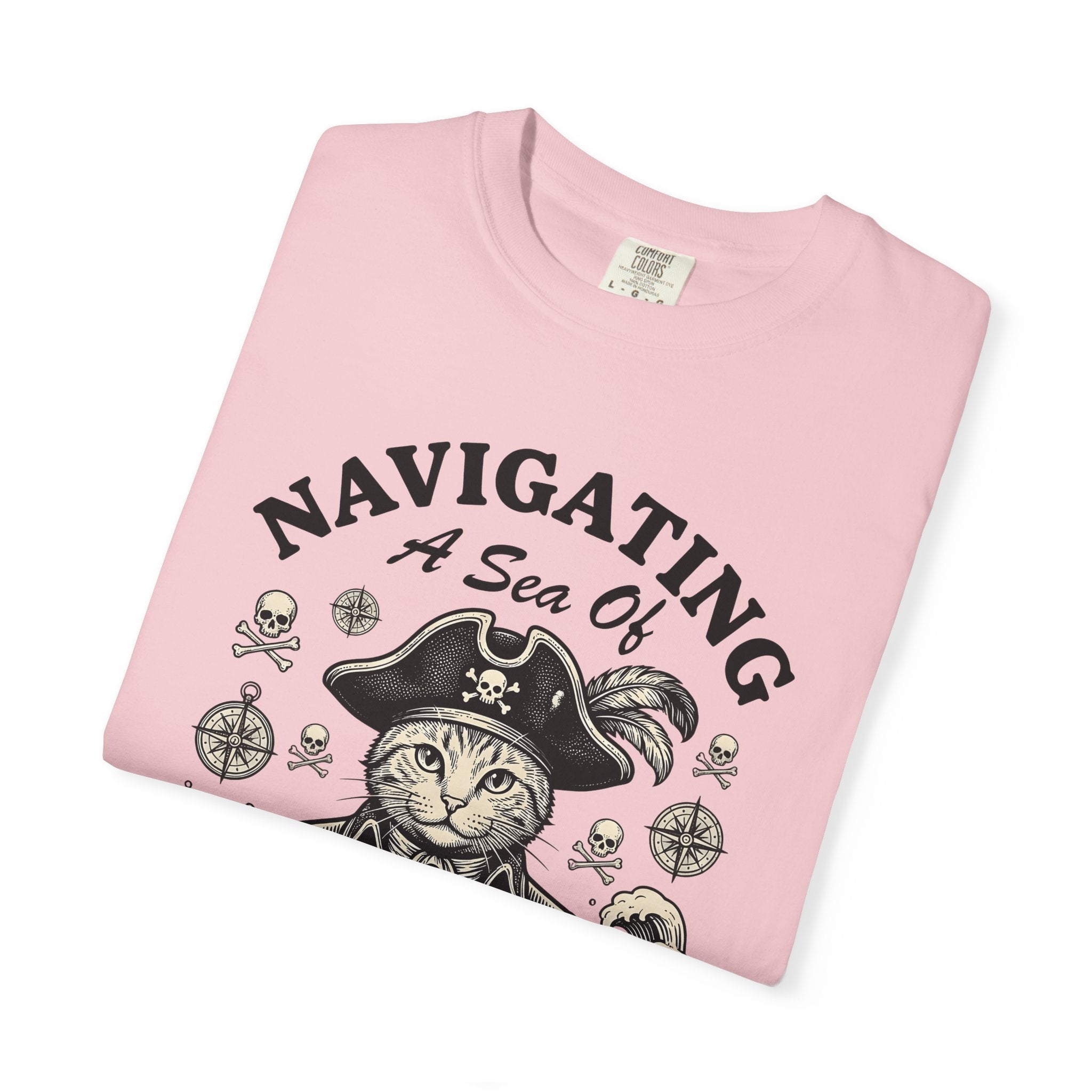 Buccaneer Cat Shirt Cat Comedy Gift Women Retro Tee Pirate Cat T-Shirt Cat Fan Swashbuckler Tshirt Humor Graphic Doodle Ship Helm Tshirt