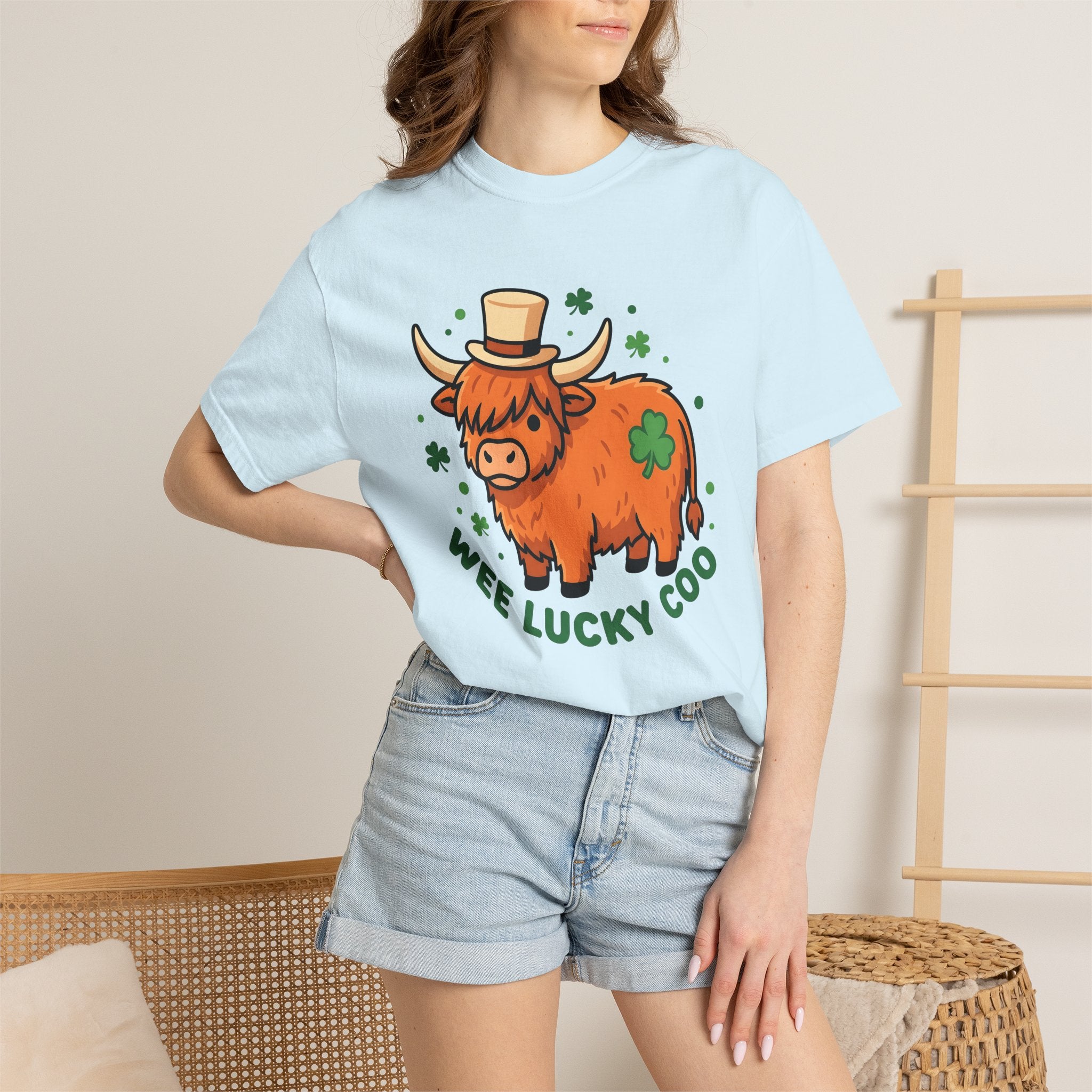 Highland Cow Shirt St Patrick's Day Animal Gift Women Cute Tee Cow T-Shirt St Patricks Day Fan Cute Tshirt Creature Graphic Cartoon Shamrock