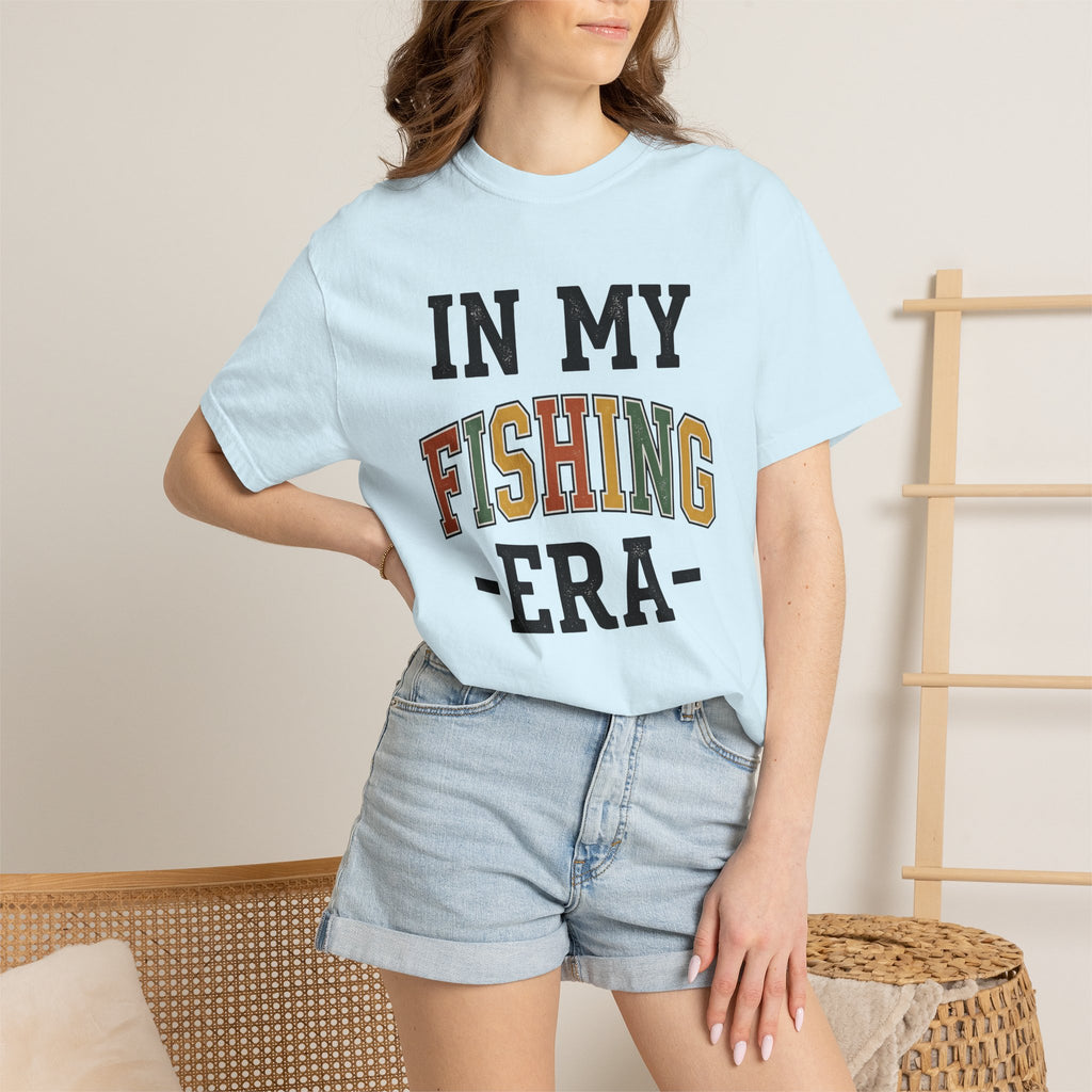 Varsity Patch Text Shirt Fishing Adventure Gift Women Classic Tee Emblem T-Shirt Angler Fan Vintage Tshirt Explorer Graphic Weathered Muted