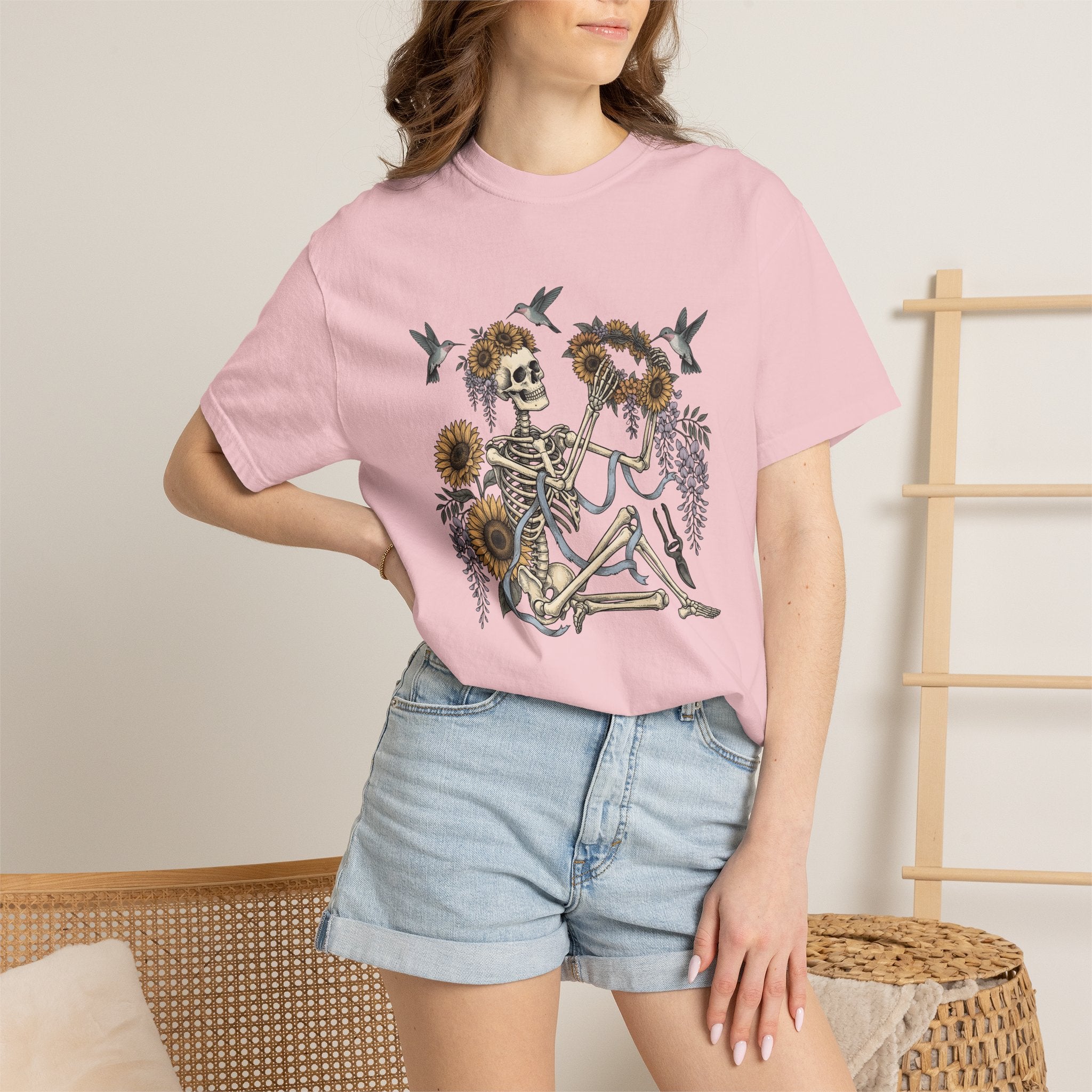 Skull Blossoms Shirt Halloween Garden Gift Women Bohemian Tee Sugar Skull T-Shirt Horror Fan Boho Tshirt Yard Graphic Retro Hummingbird
