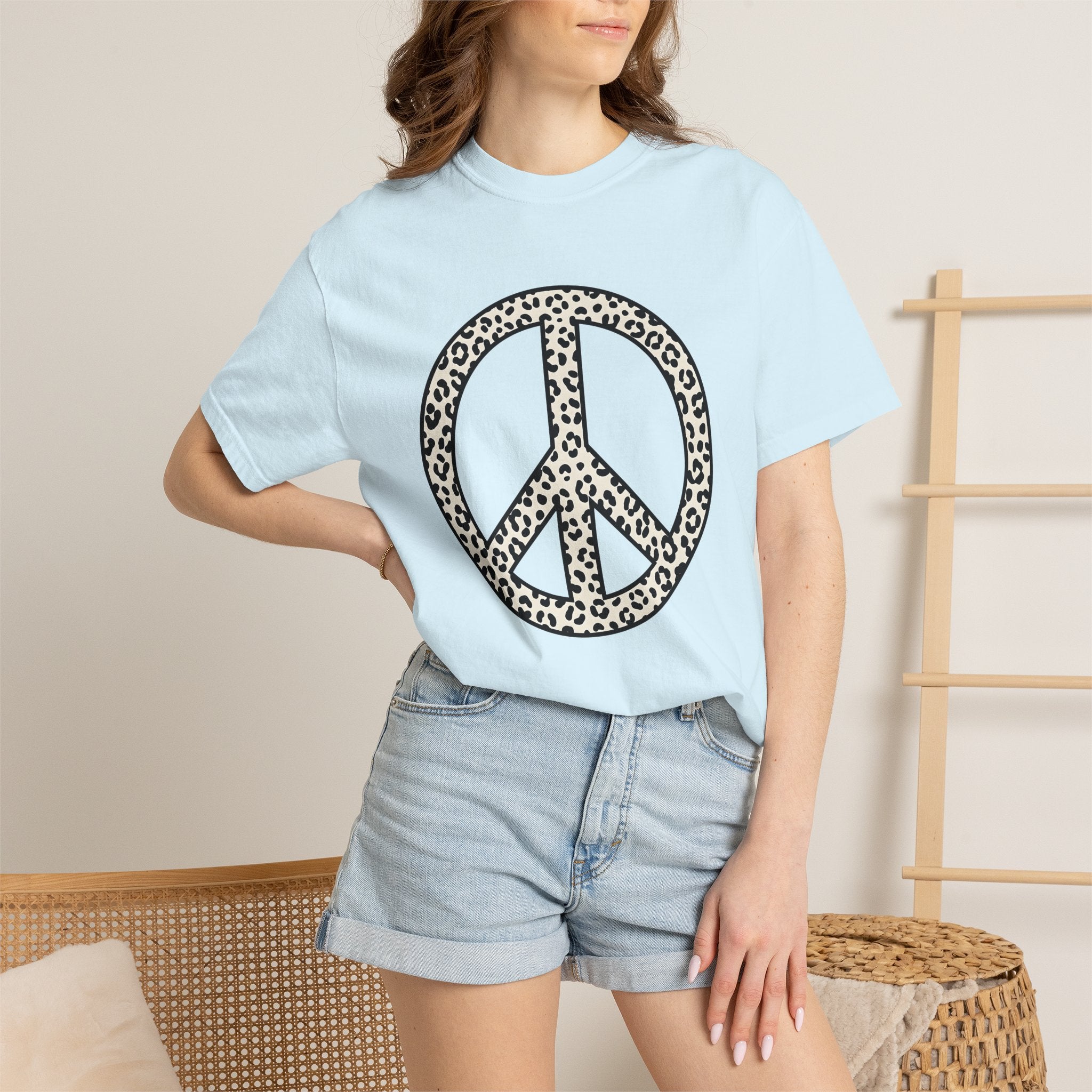 Wild Cat Peace Sign Shirt Animal Print Vintage Gift Women Minimalist Tee Big Cat T-Shirt Animal Pattern Fan Feline Tshirt Retro Graphic