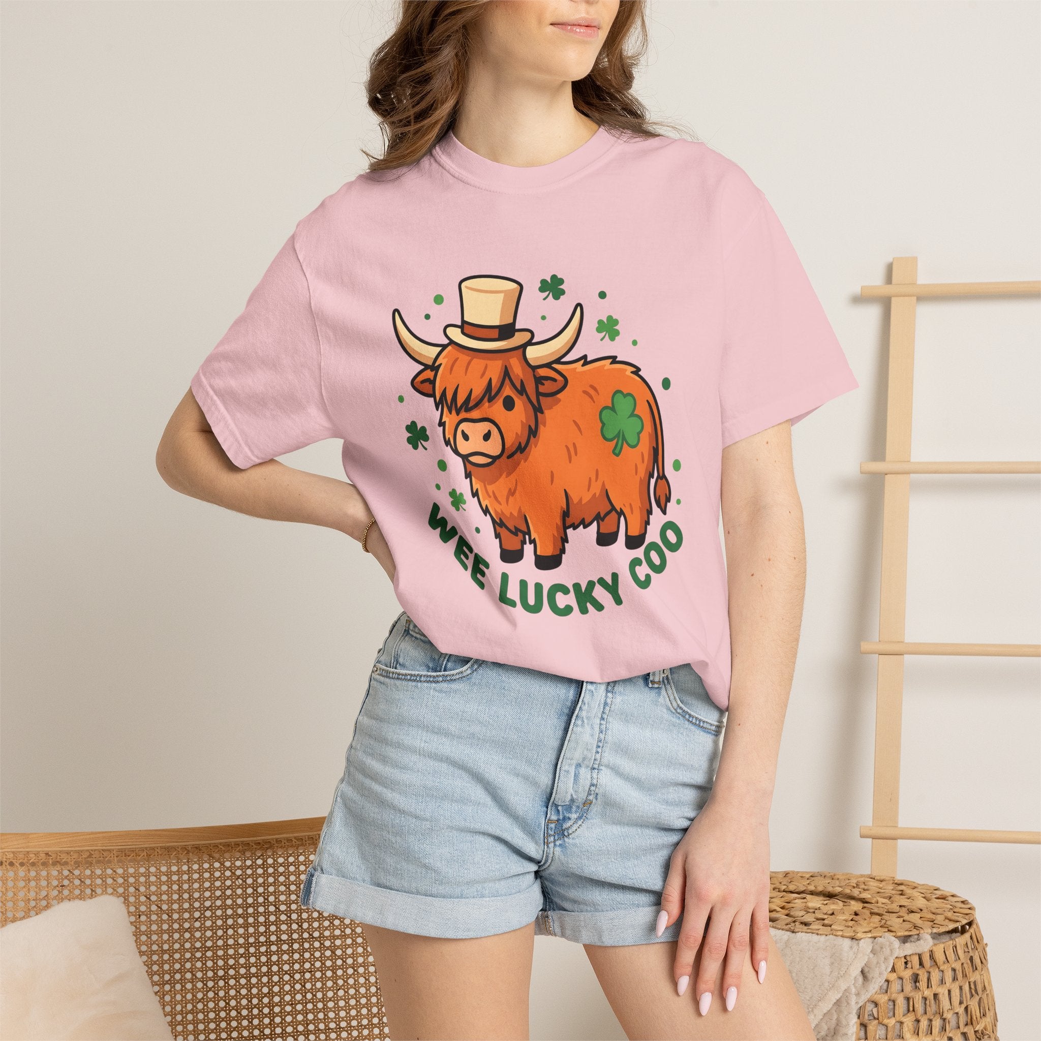 Highland Cow Shirt St Patrick's Day Animal Gift Women Cute Tee Cow T-Shirt St Patricks Day Fan Cute Tshirt Creature Graphic Cartoon Shamrock
