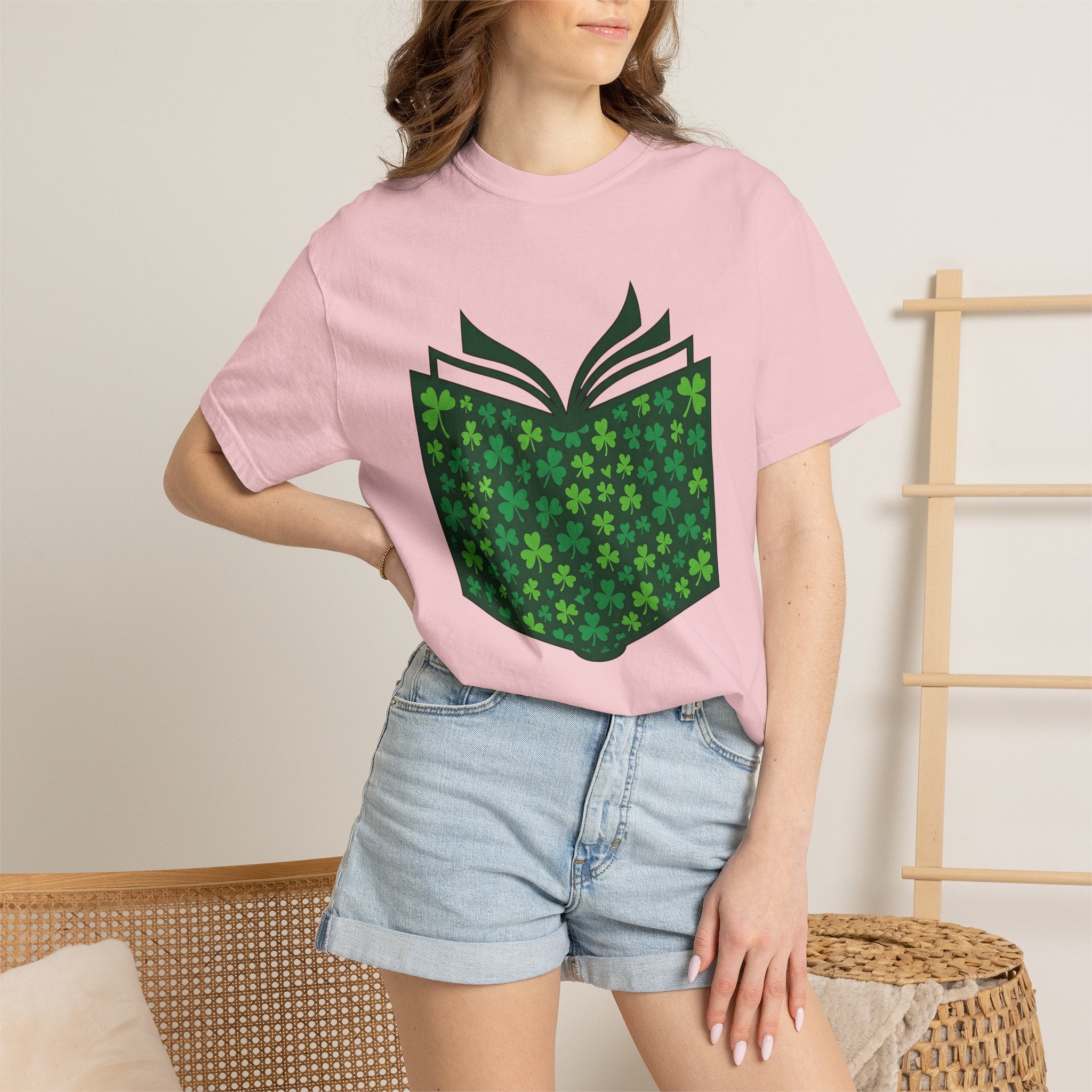 Lucky Shamrock Book Shirt St Patrick's Day Books Gift Women Vintage Tee Book T-Shirt St Patricks Fan Retro Tshirt Literary Graphic Flat
