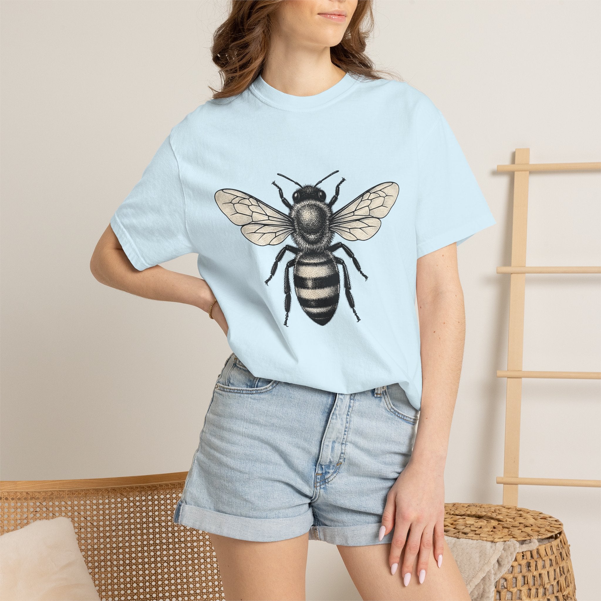 Bee Shirt Animals Nature Gift Women Vintage Tee Honeybee T-Shirt Wildlife Enthusiast Retro Tshirt Environmental Graphic Hand Drawn Wings