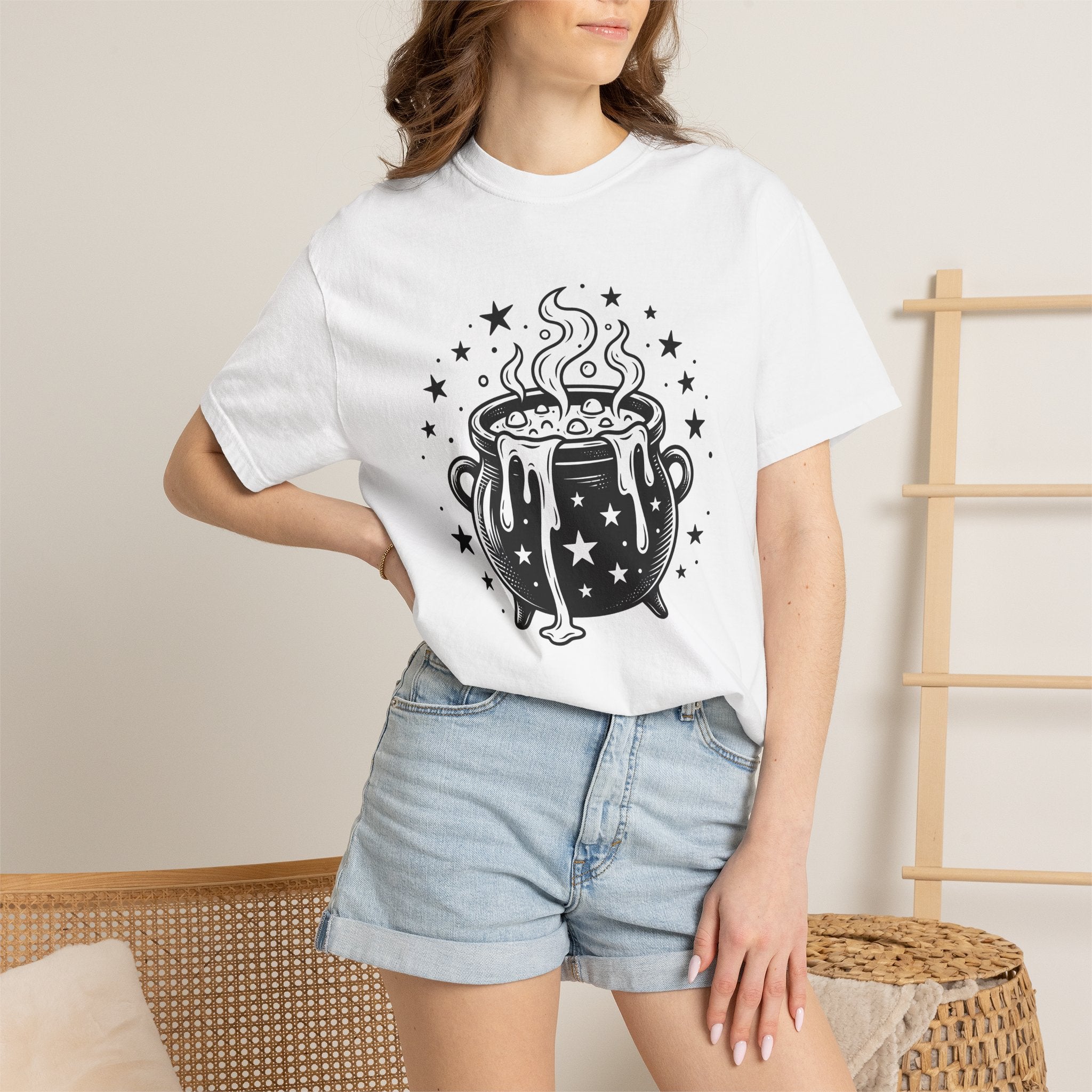 Witch Cauldron Shirt Halloween Witch Gift Women Hand Drawn Tee Cauldron T-Shirt Horror Fan Boho Graphic Tshirt Vintage Stars Tshirt
