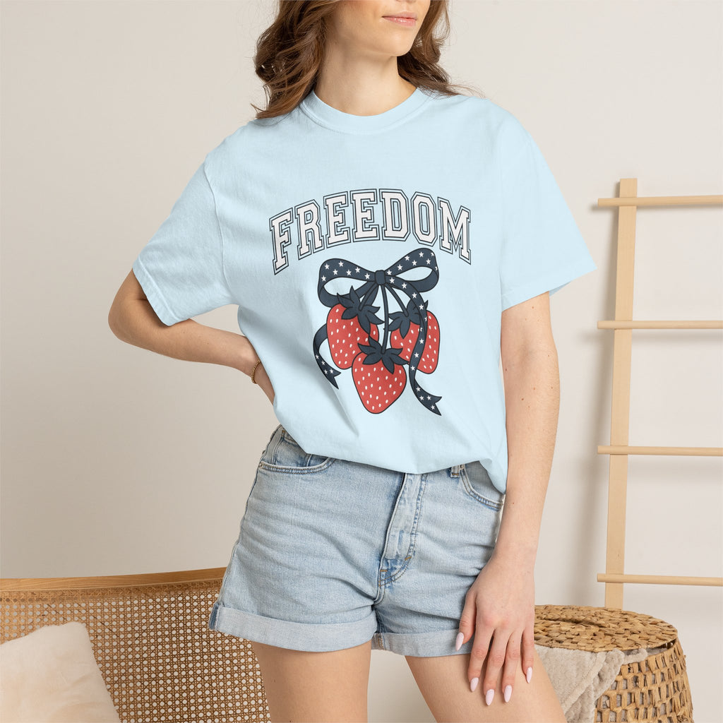 Strawberry Bouquet Shirt America Patriotic Gift Women Vintage Tee Flower Arrangement T-Shirt American Fan Distressed Tshirt Patriotic