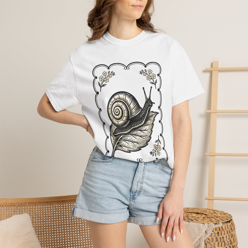 Snail Leaf Shirt Animals Botanical Gift Women Vintage Tee Slug T-Shirt Wildlife Fan Retro Tshirt Floral Graphic Hand Drawn Blossom Tshirt