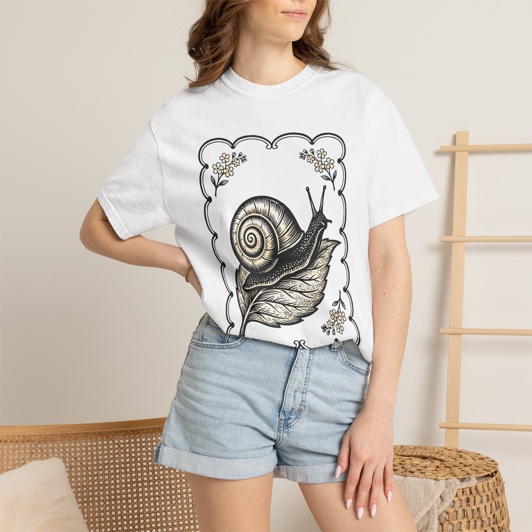 Snail Leaf Shirt Animals Botanical Gift Women Vintage Tee Slug T-Shirt Wildlife Fan Retro Tshirt Floral Graphic Hand Drawn Blossom Tshirt