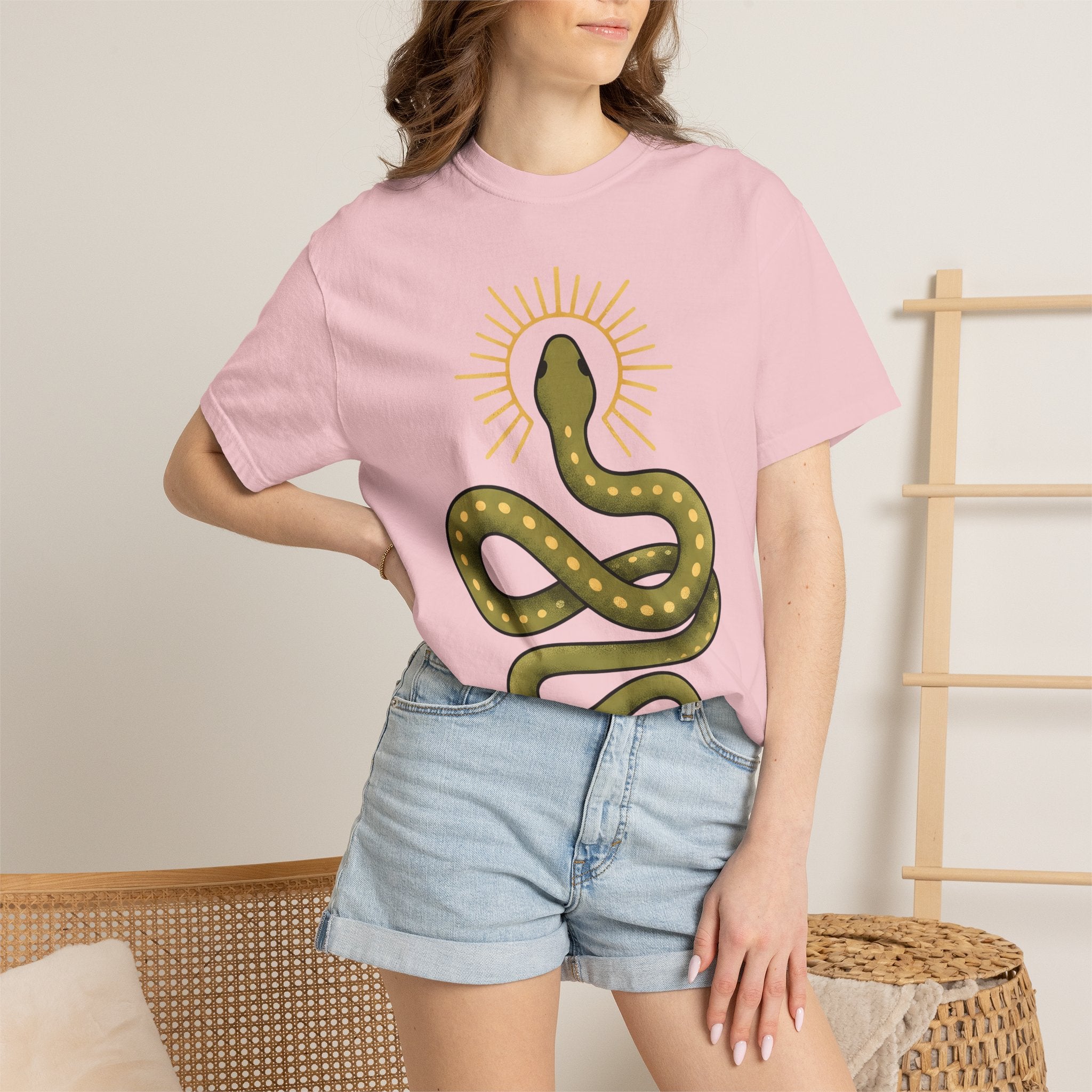 Snake Design Shirt Animal Magical Gift Women Hippie Tee Serpent T-Shirt Animal Fan Boho Tshirt Mystical Graphic Simple Rays Tshirt