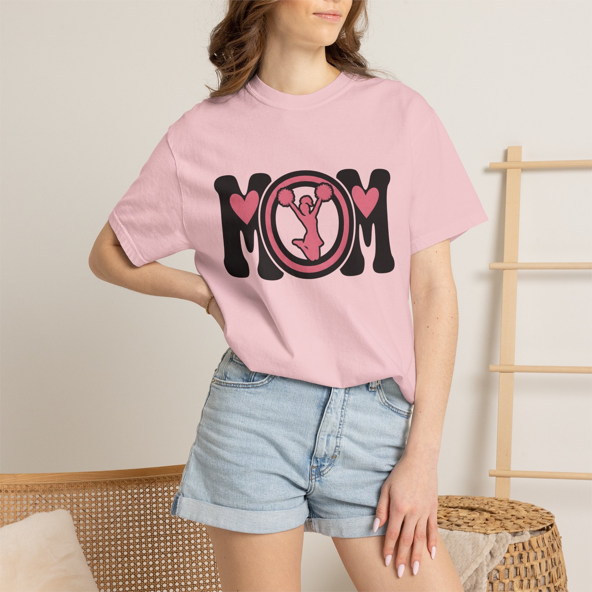 Cheerleader Mom Shirt Moms Sports Gift Women Bold Graphic Tee Cheer Mom T-Shirt Mother Fan Graphic Design Athlete Retro Heart Tshirt