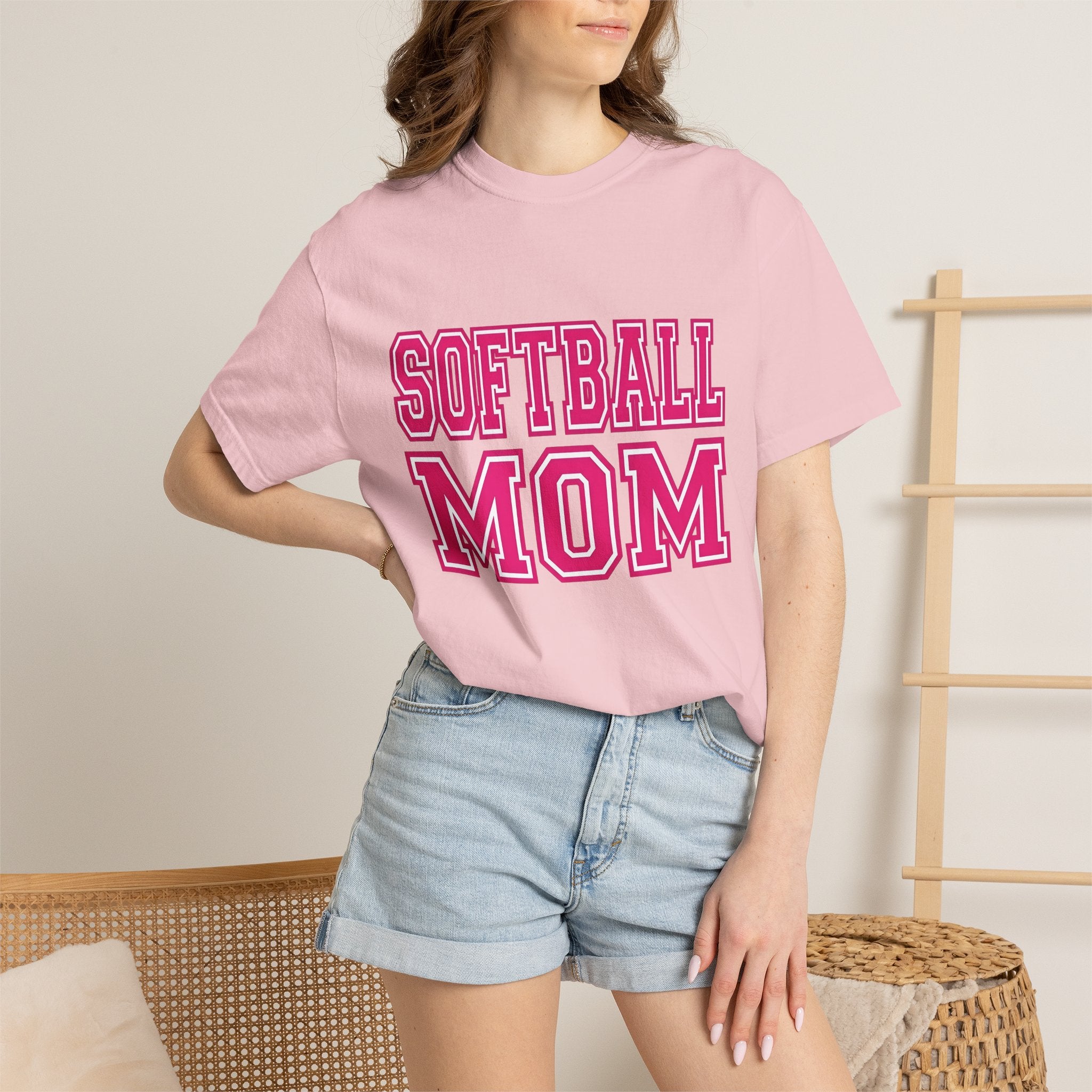 Varsity Text Shirt Moms Softball Gift Women Bold Tee Lettering T-Shirt Mom Fan Typography Tshirt Softball Graphic Retro Sports Theme Tshirt
