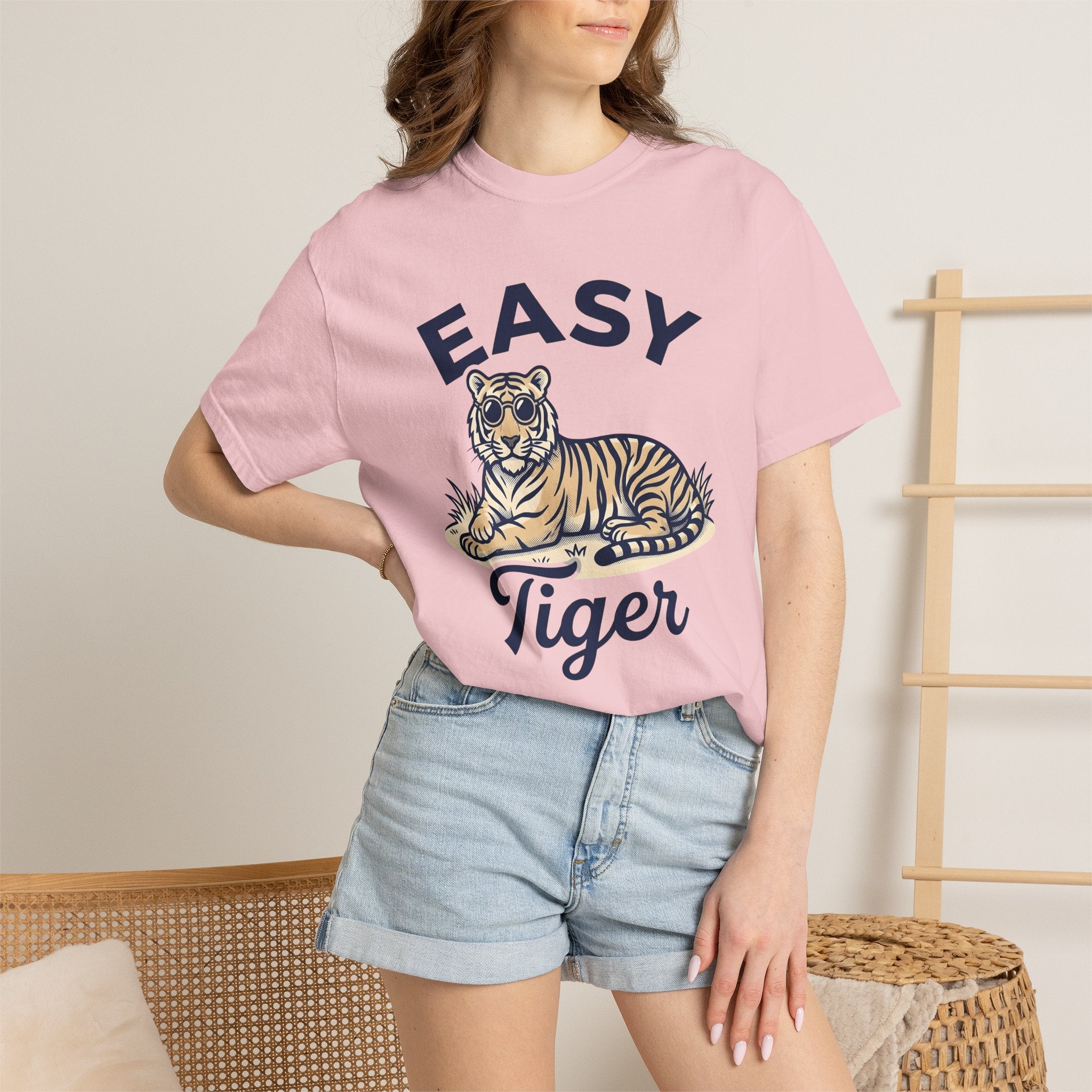 Tiger Sunglasses Shirt Funny Animal Gift Women Vintage Tee Tiger T-Shirt Humor Fan Retro Tshirt Wildlife Graphic Hand Drawn Grass Tshirt