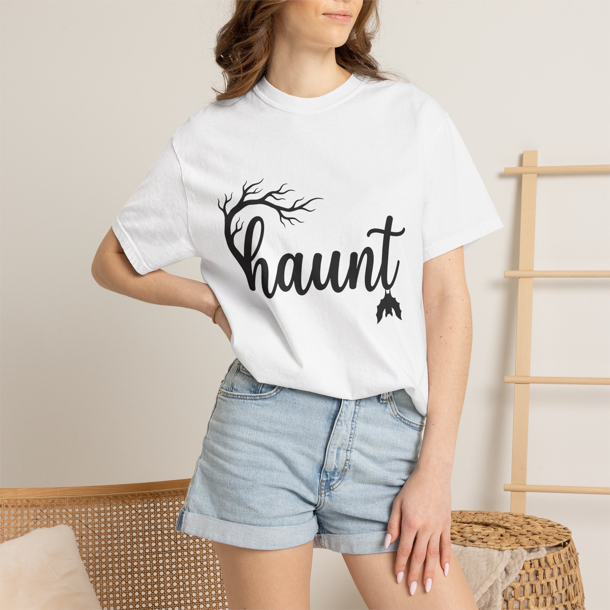 Haunted Tree Shirt Halloween Thriller Gift Women Dark Tee Ghost Tree T-Shirt Horror Fan Spooky Tshirt Suspense Graphic Simple Flying Bat