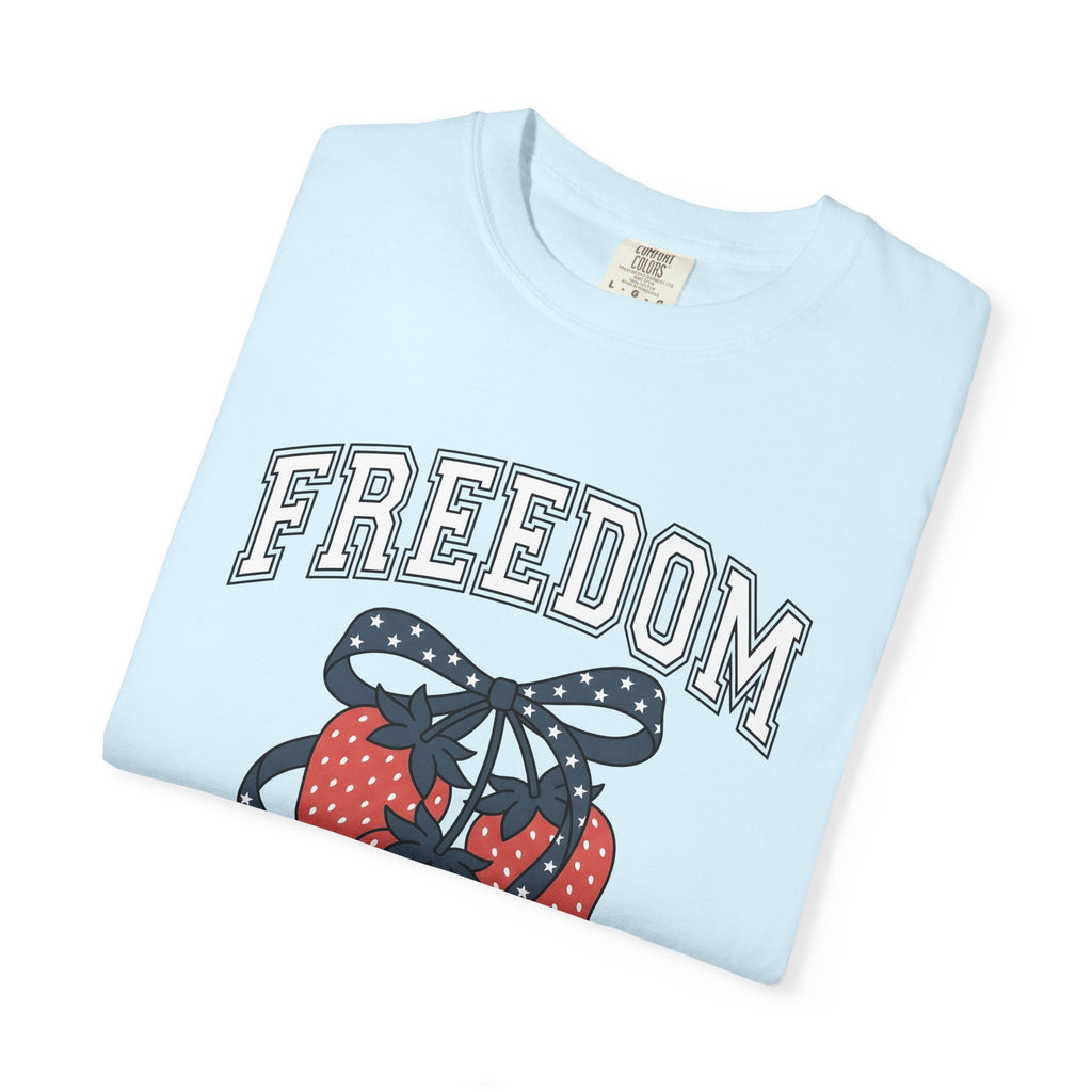 Strawberry Bouquet Shirt America Patriotic Gift Women Vintage Tee Flower Arrangement T-Shirt American Fan Distressed Tshirt Patriotic