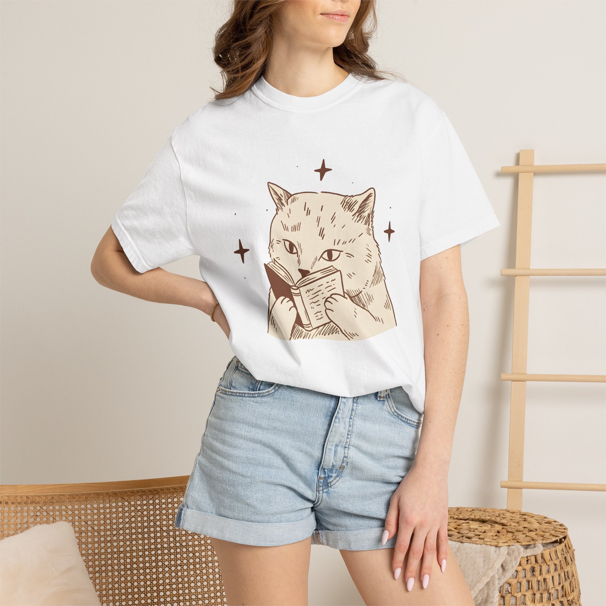 Cat Reading Shirt Cat Bookworm Gift Women Hand Drawn Tee Kitty T-Shirt Feline Fan Illustrated Graphic Vintage Stars Tshirt