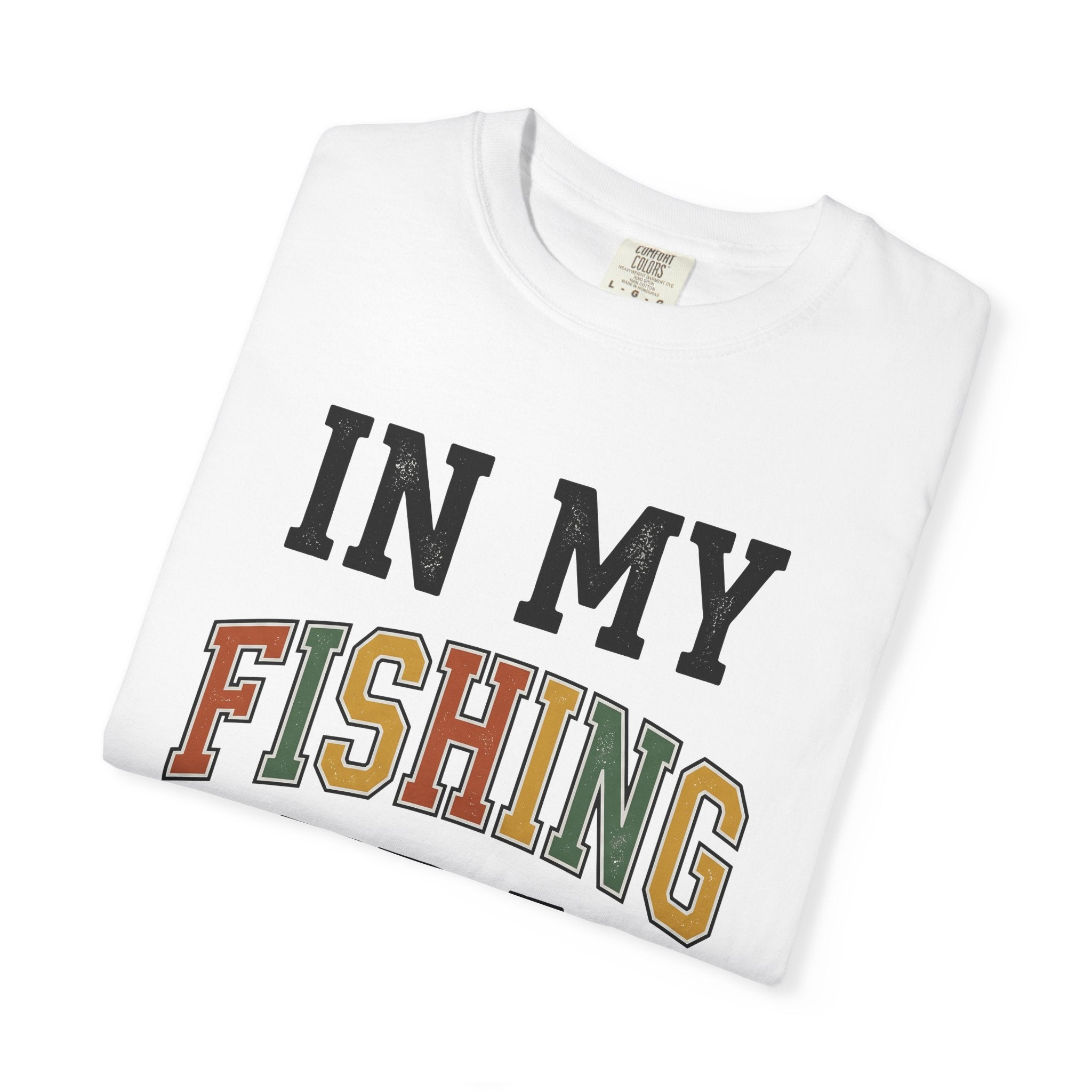 Varsity Patch Text Shirt Fishing Adventure Gift Women Classic Tee Emblem T-Shirt Angler Fan Vintage Tshirt Explorer Graphic Weathered Muted