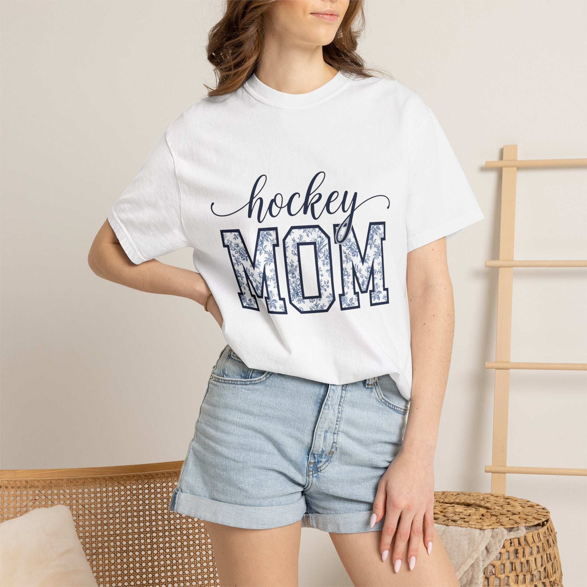 Flower Varsity Letters Shirt Mom Athletics Gift Women Retro Tee Letterman T-Shirt Mother Fan Vintage Tshirt Sports Graphic Sketch Floral