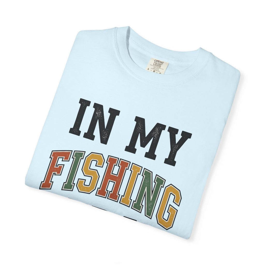 Varsity Patch Text Shirt Fishing Adventure Gift Women Classic Tee Emblem T-Shirt Angler Fan Vintage Tshirt Explorer Graphic Weathered Muted