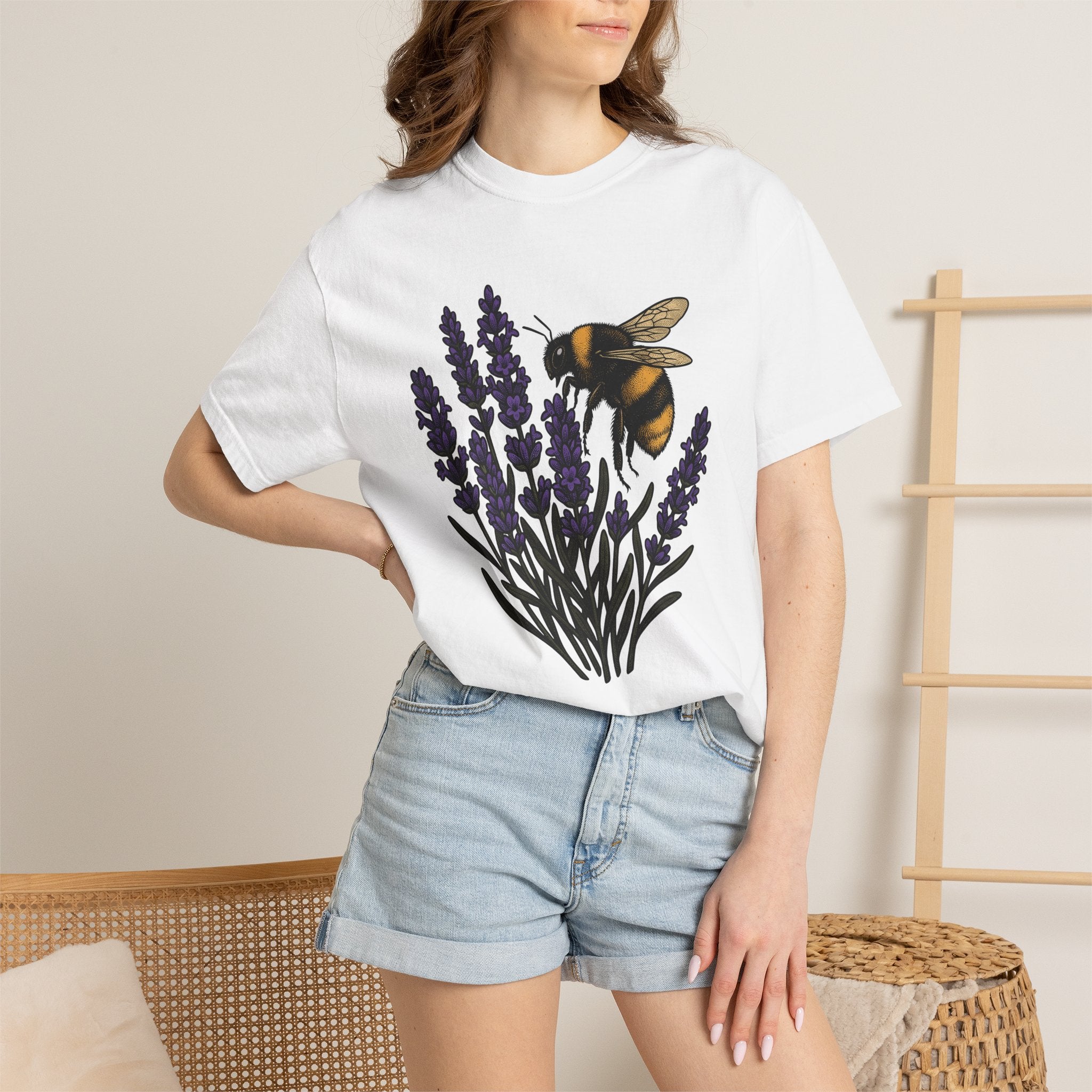 Honeybee Lavender Shirt Mom Outdoors Gift Women Floral Tee Bee T-Shirt Mother Fan Botanical Tshirt Nature Graphic Retro Meadow Flower Tshirt