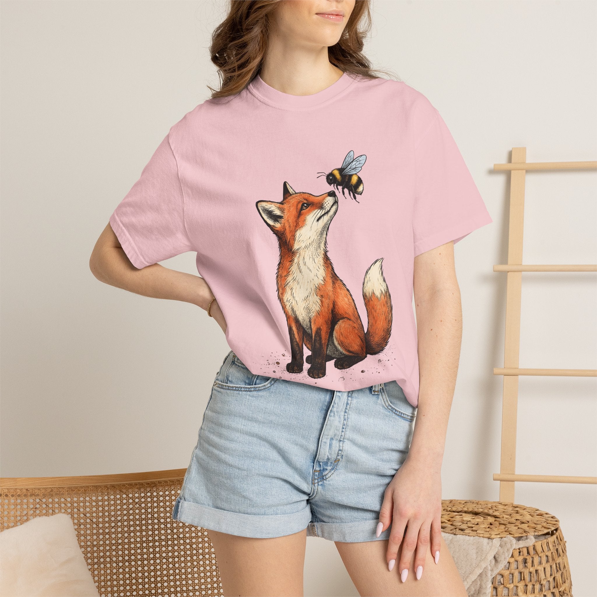 Fox Bee Shirt Animals Outdoors Gift Women Cartoon Tee Bee Fox T-Shirt Wildlife Fan Cartoonish Tshirt Nature Graphic Line Art Pollinator