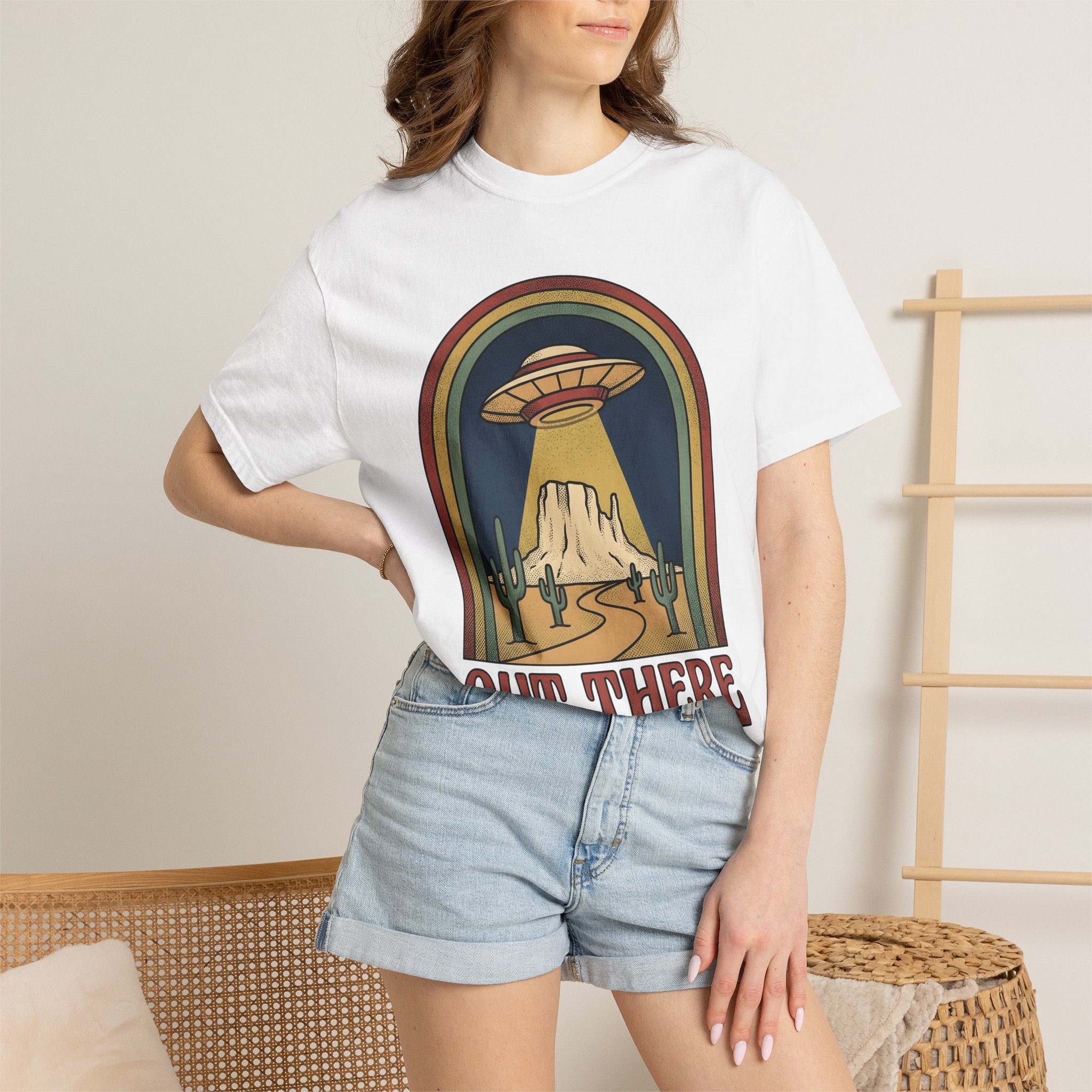 Flying Saucer Desert Shirt Alien Hiking Gift Women Hand Drawn Tee Ufo T-Shirt Extraterrestrial Fan Illustrated Graphic Trekker Design Retro
