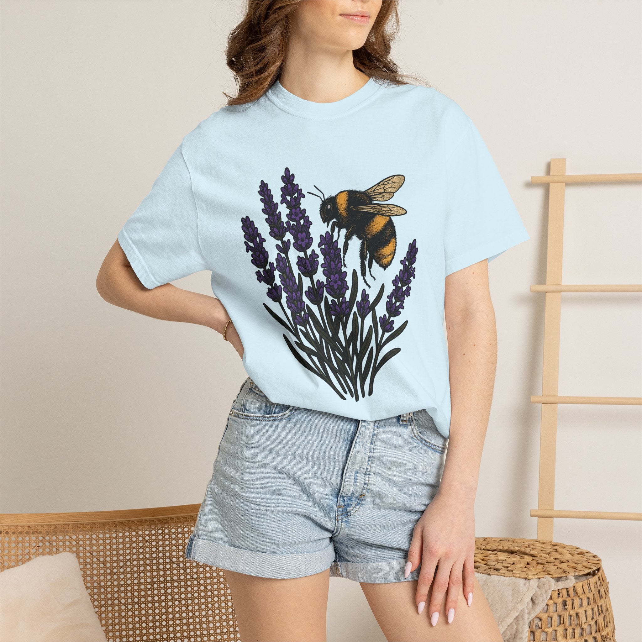 Honeybee Lavender Shirt Mom Outdoors Gift Women Floral Tee Bee T-Shirt Mother Fan Botanical Tshirt Nature Graphic Retro Meadow Flower Tshirt
