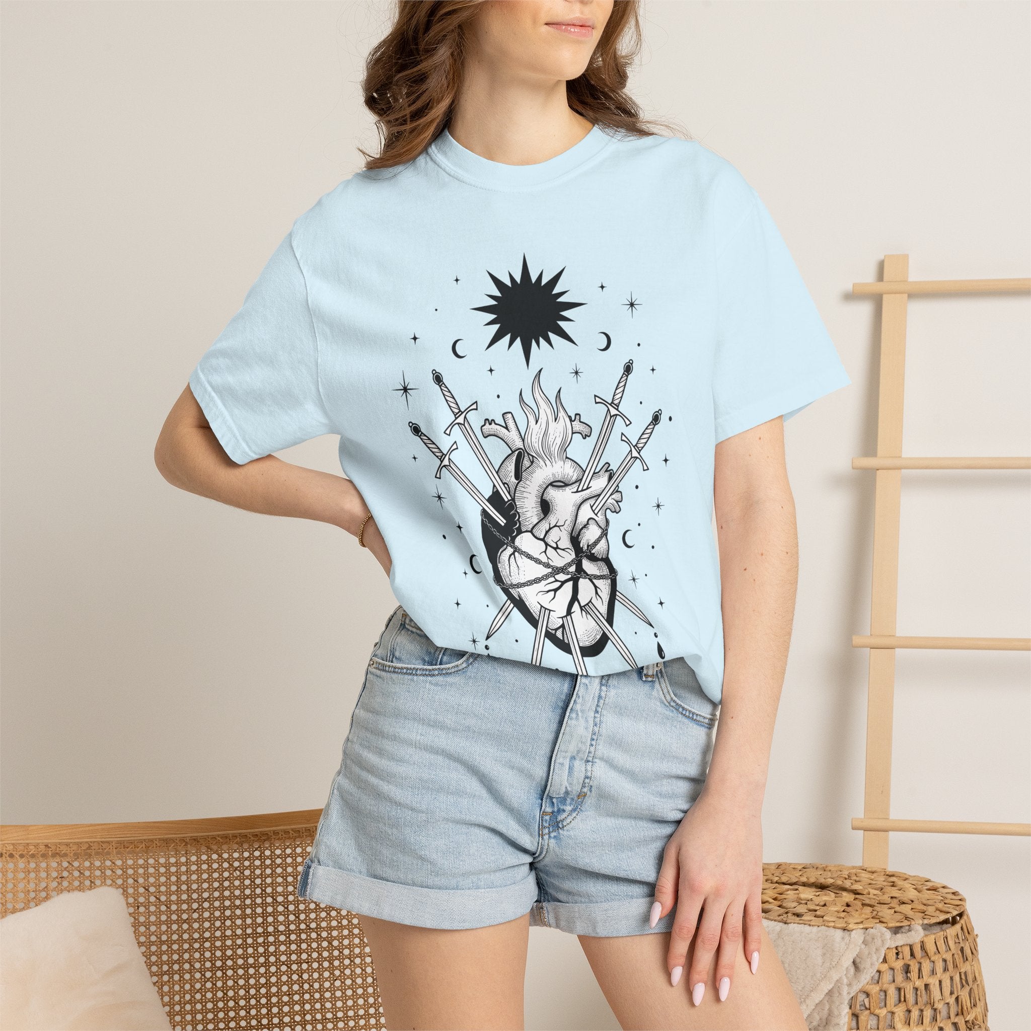 Heart Swords Shirt Boho Chic Mysticism Gift Women Old School Tee Sword T-Shirt Bohemian Enthusiast Retro Tshirt Spiritual Graphic Mysterious