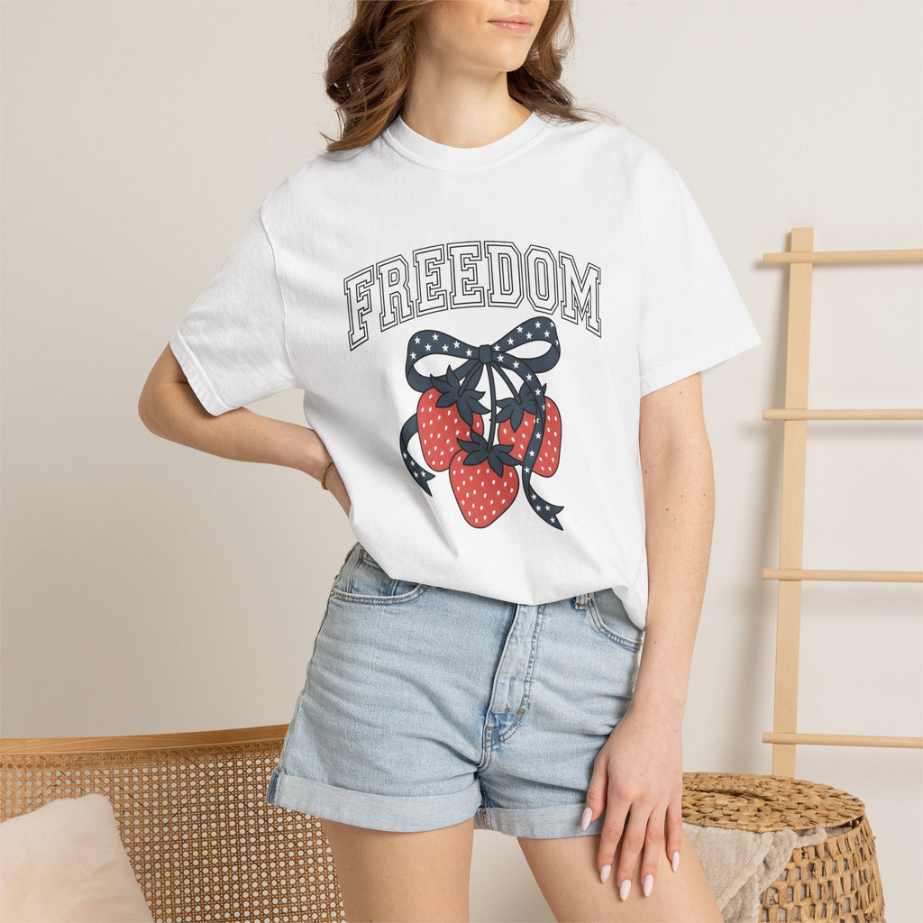 Strawberry Bouquet Shirt America Patriotic Gift Women Vintage Tee Flower Arrangement T-Shirt American Fan Distressed Tshirt Patriotic