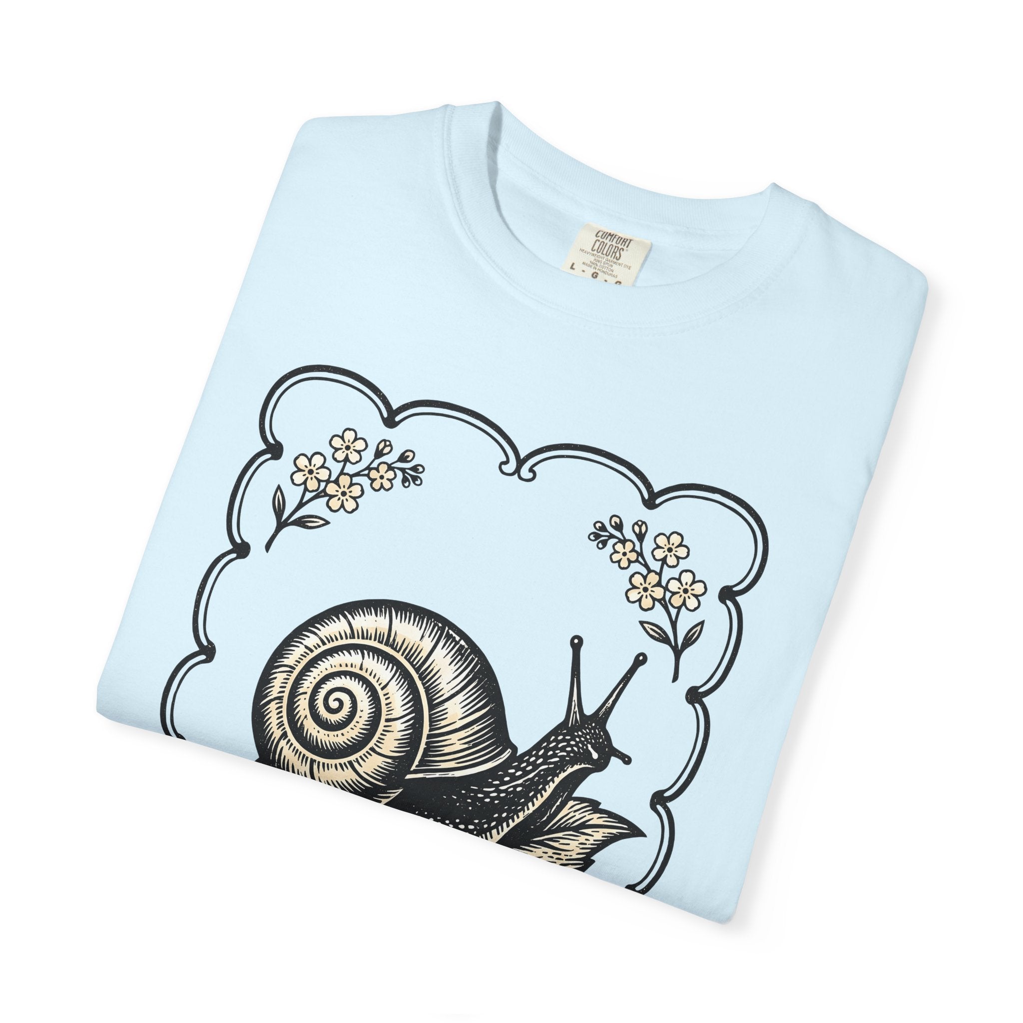 Snail Leaf Shirt Animals Botanical Gift Women Vintage Tee Slug T-Shirt Wildlife Fan Retro Tshirt Floral Graphic Hand Drawn Blossom Tshirt