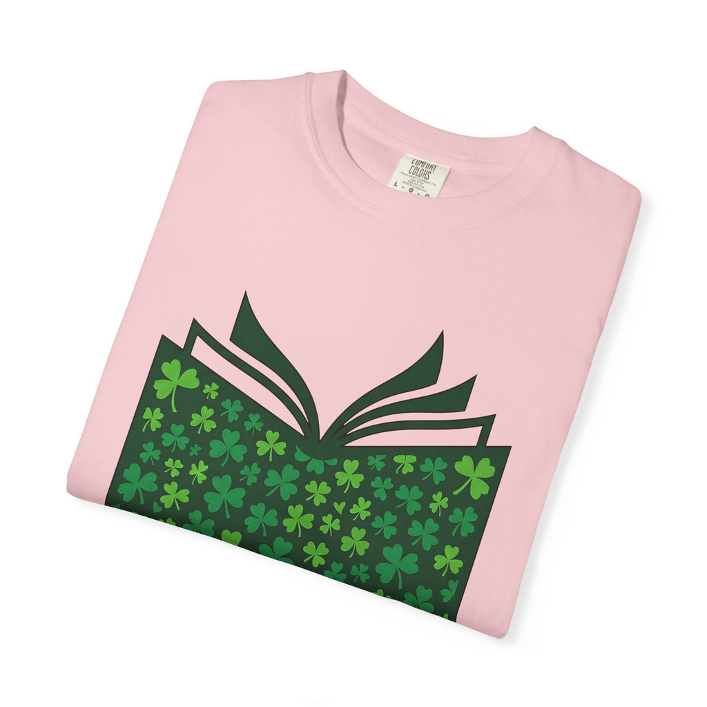 Lucky Shamrock Book Shirt St Patrick's Day Books Gift Women Vintage Tee Book T-Shirt St Patricks Fan Retro Tshirt Literary Graphic Flat