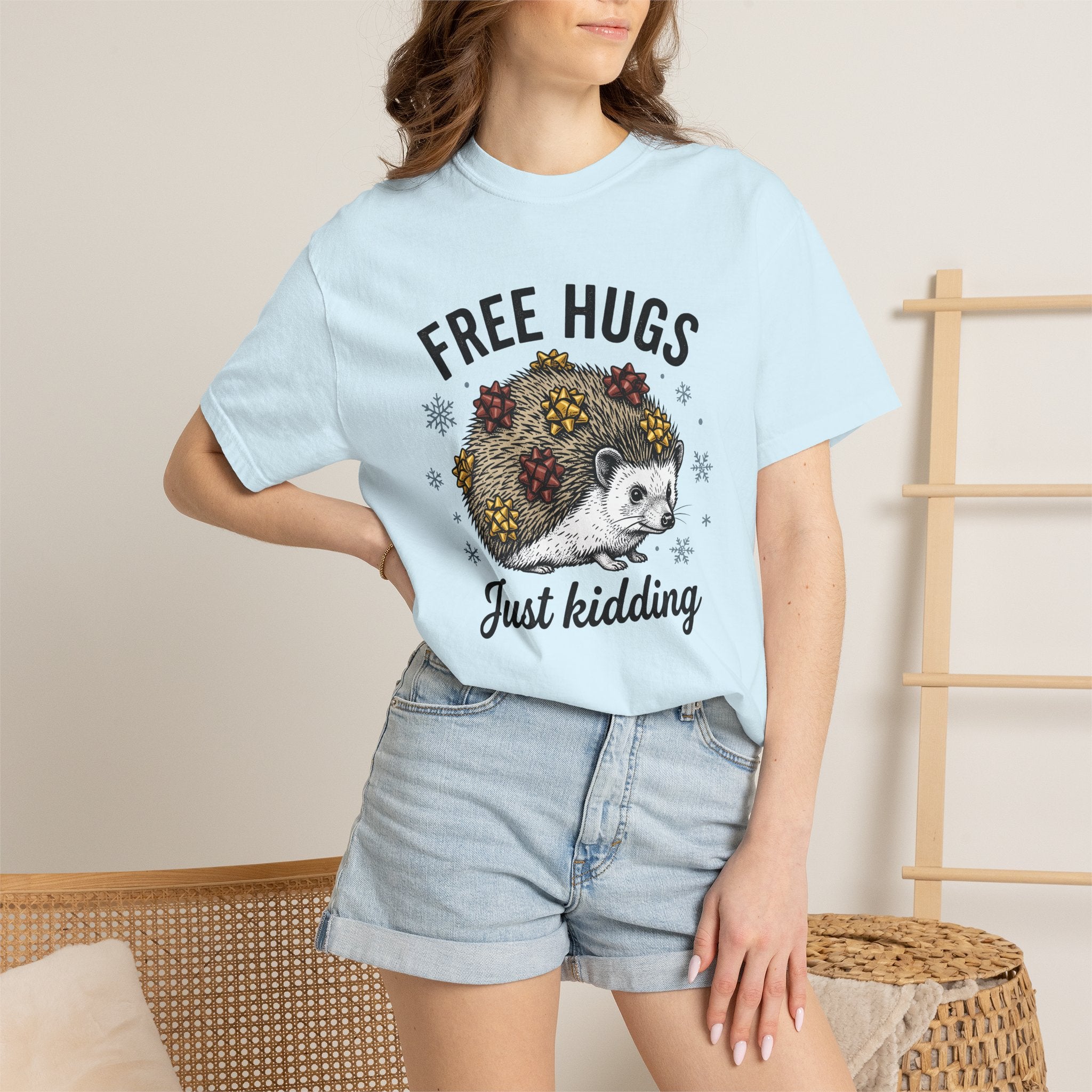 Hedgehog Illustration Shirt Christmas Wildlife Gift Women Retro Tee Porcupine T-Shirt Xmas Fan Vintage Tshirt Animal Graphic Sketch Ribbon