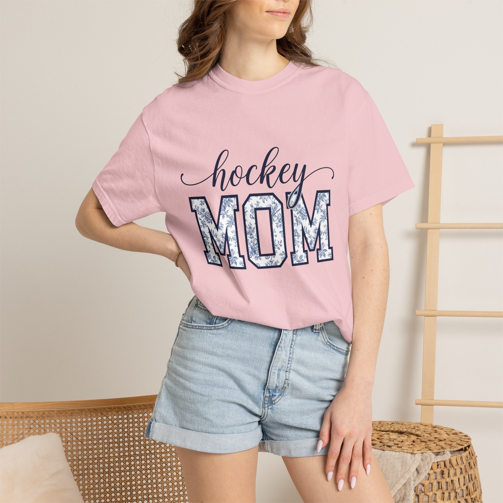 Flower Varsity Letters Shirt Mom Athletics Gift Women Retro Tee Letterman T-Shirt Mother Fan Vintage Tshirt Sports Graphic Sketch Floral