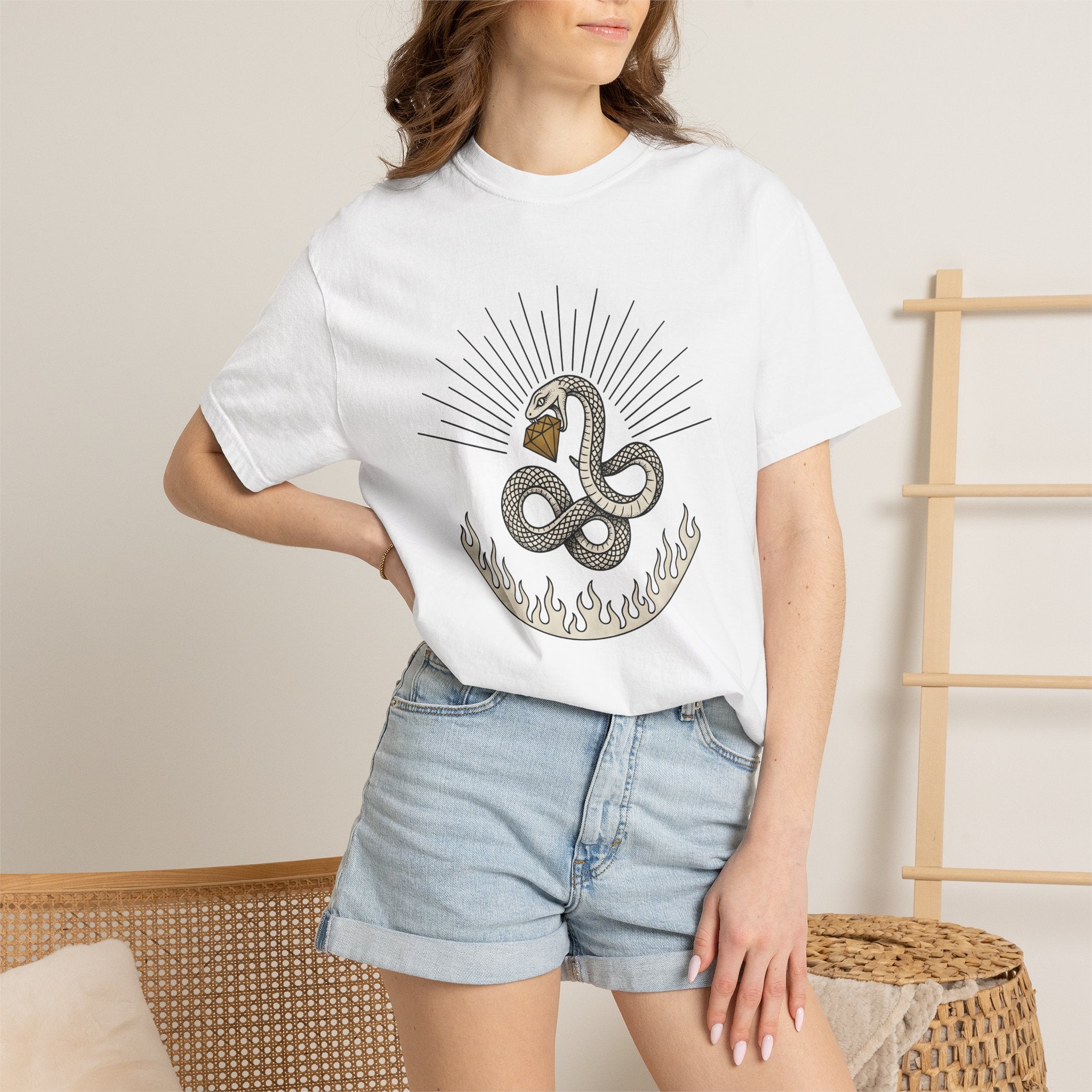 Serpent Art Shirt Boho Chic Occult Gift Women Line Art Tee Snake T-Shirt Bohemian Fan Minimalist Tshirt Mystic Graphic Sleek Gemstone Tshirt