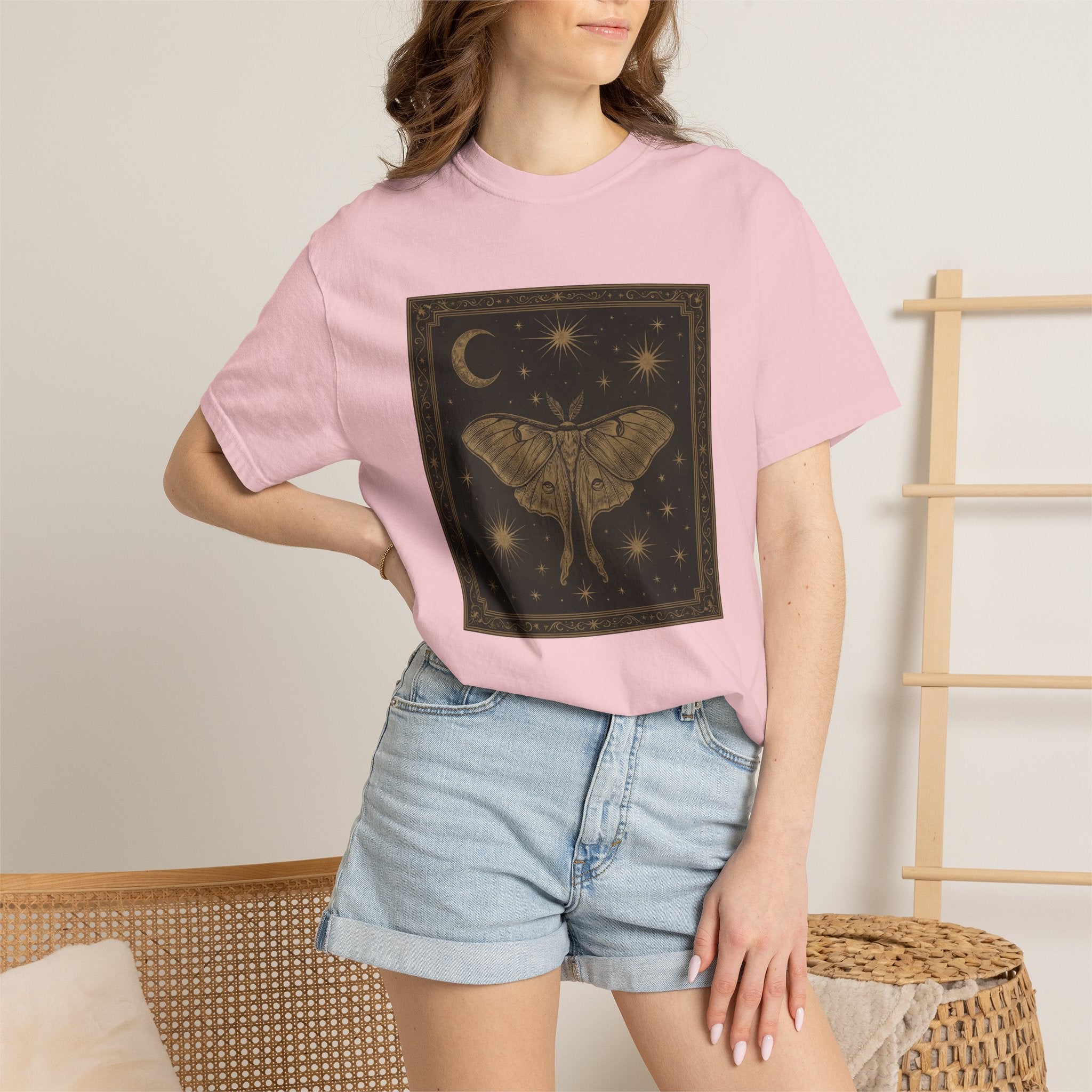 Luna Moth Shirt Animals Celestial Gift Women Vintage Tee Moth T-Shirt Wildlife Fan Actinic Tshirt Galaxy Graphic Boho Crescent Moon Tshirt