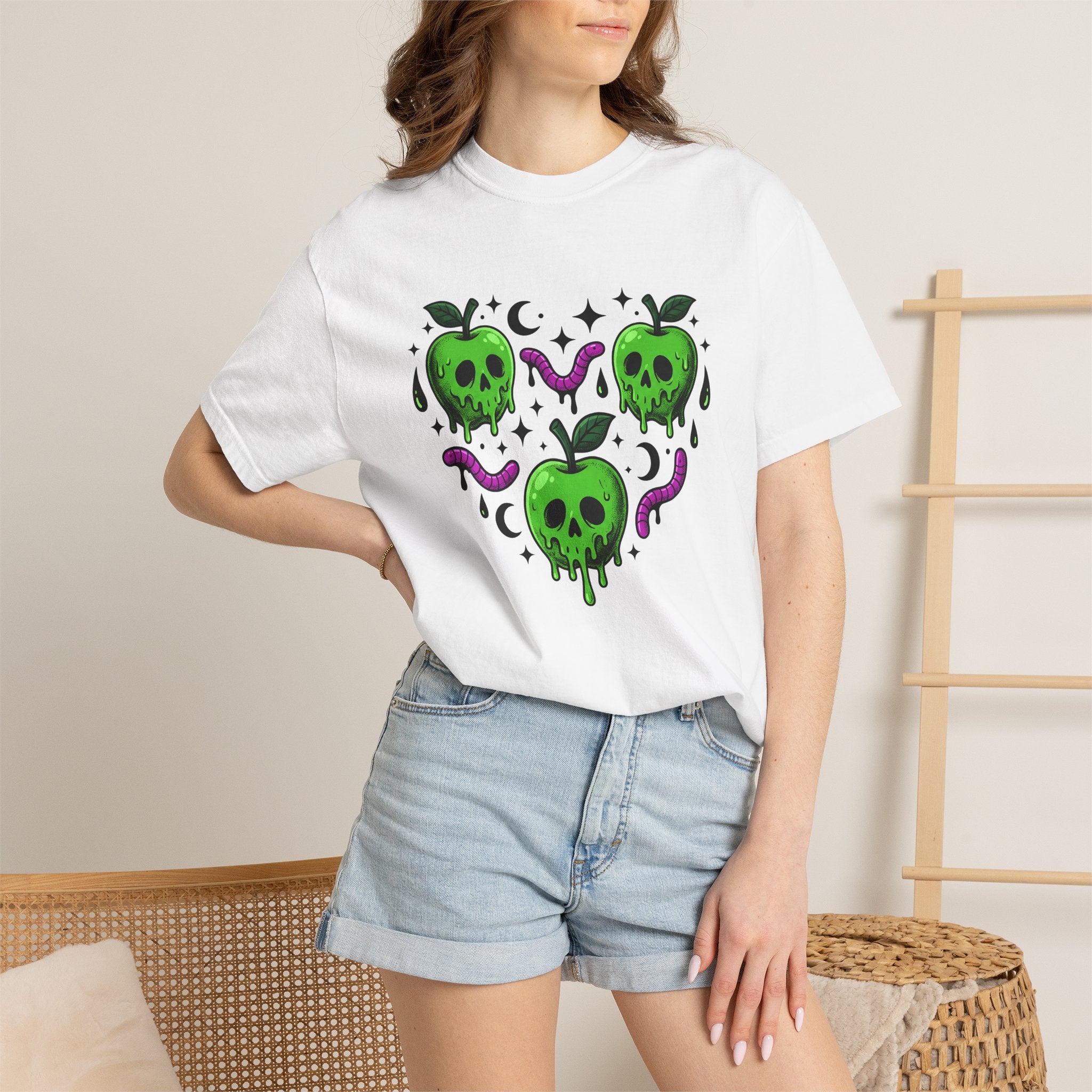Toxic Apple Shirt Halloween Emo Gift Women Horror Tee Poisoned Apple T-Shirt Spooky Fan Macabre Tshirt Goth Graphic Line Art Grub Tshirt