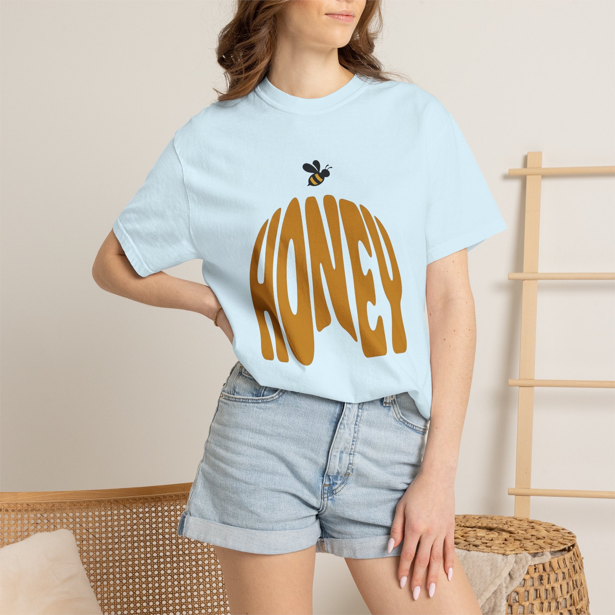 Bumble Bee Shirt Bee Nature Gift Women Retro Tee Honey Bee T-Shirt Apiarist Enthusiast Vintage Tshirt Environmental Graphic Minimalist