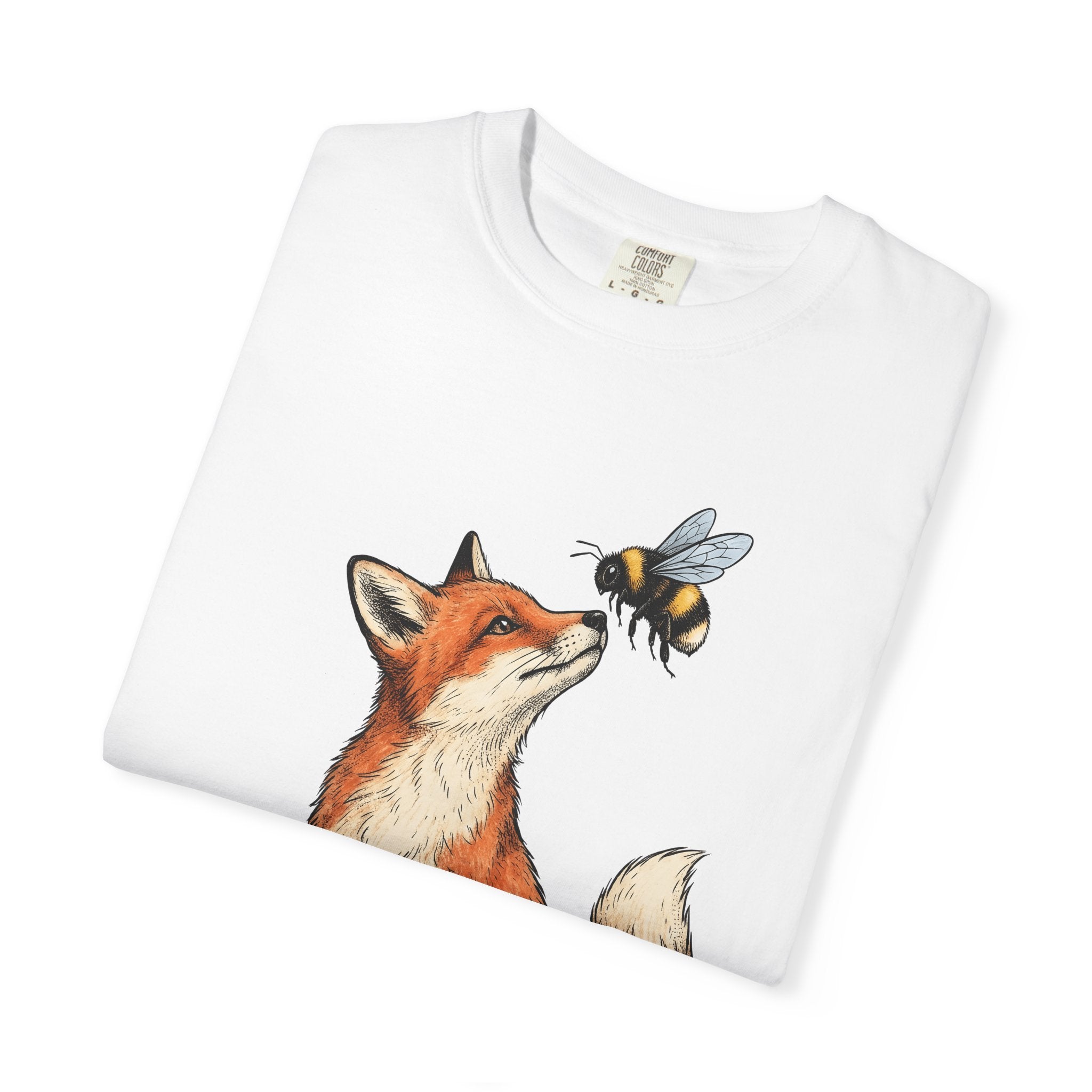 Fox Bee Shirt Animals Outdoors Gift Women Cartoon Tee Bee Fox T-Shirt Wildlife Fan Cartoonish Tshirt Nature Graphic Line Art Pollinator