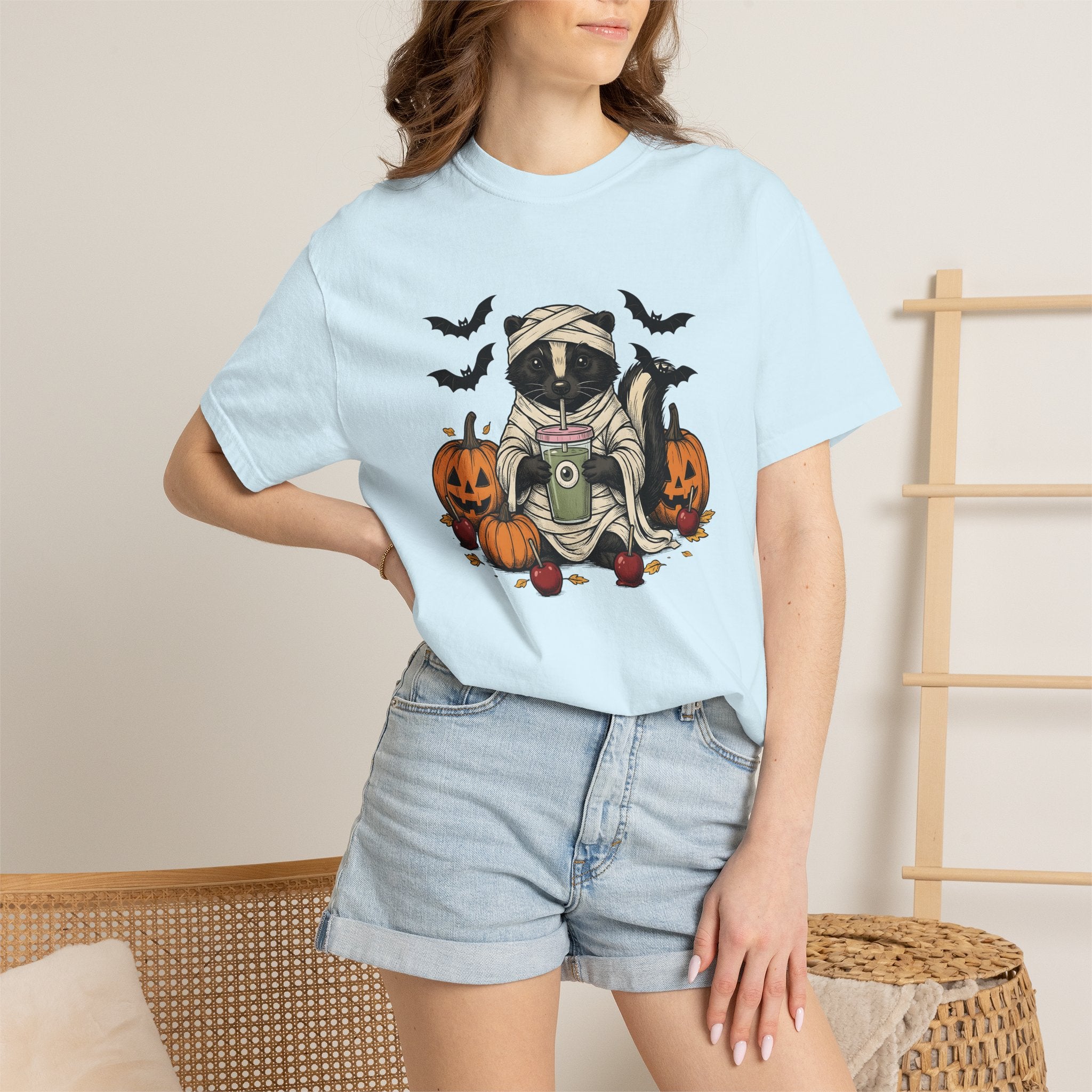 Mummy Skunk Shirt Halloween Animal Gift Women Cartoon Tee Skunk T-Shirt Spooky Fan Comic Tshirt Creature Graphic Vintage Pumpkin Tshirt