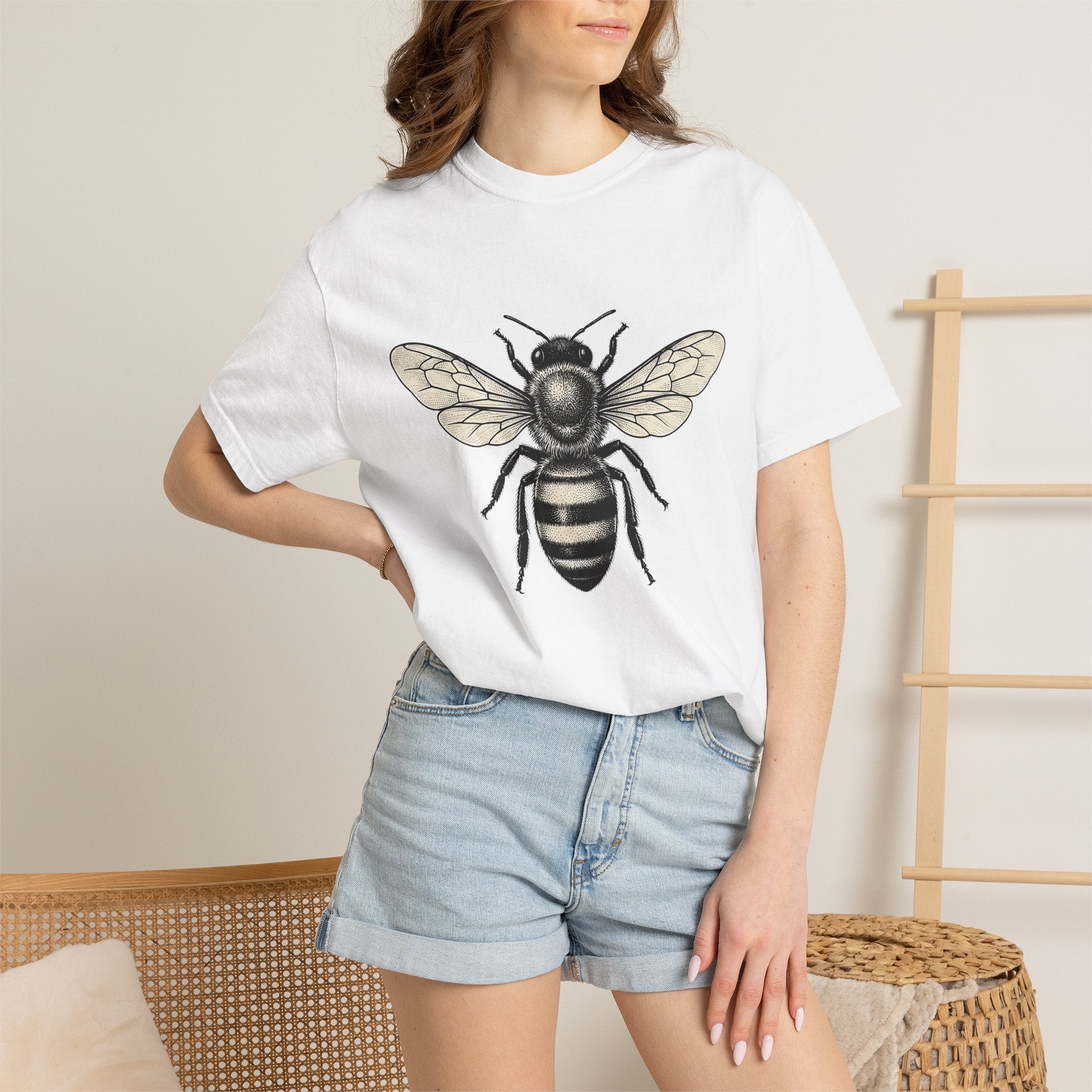 Bee Shirt Animals Nature Gift Women Vintage Tee Honeybee T-Shirt Wildlife Enthusiast Retro Tshirt Environmental Graphic Hand Drawn Wings